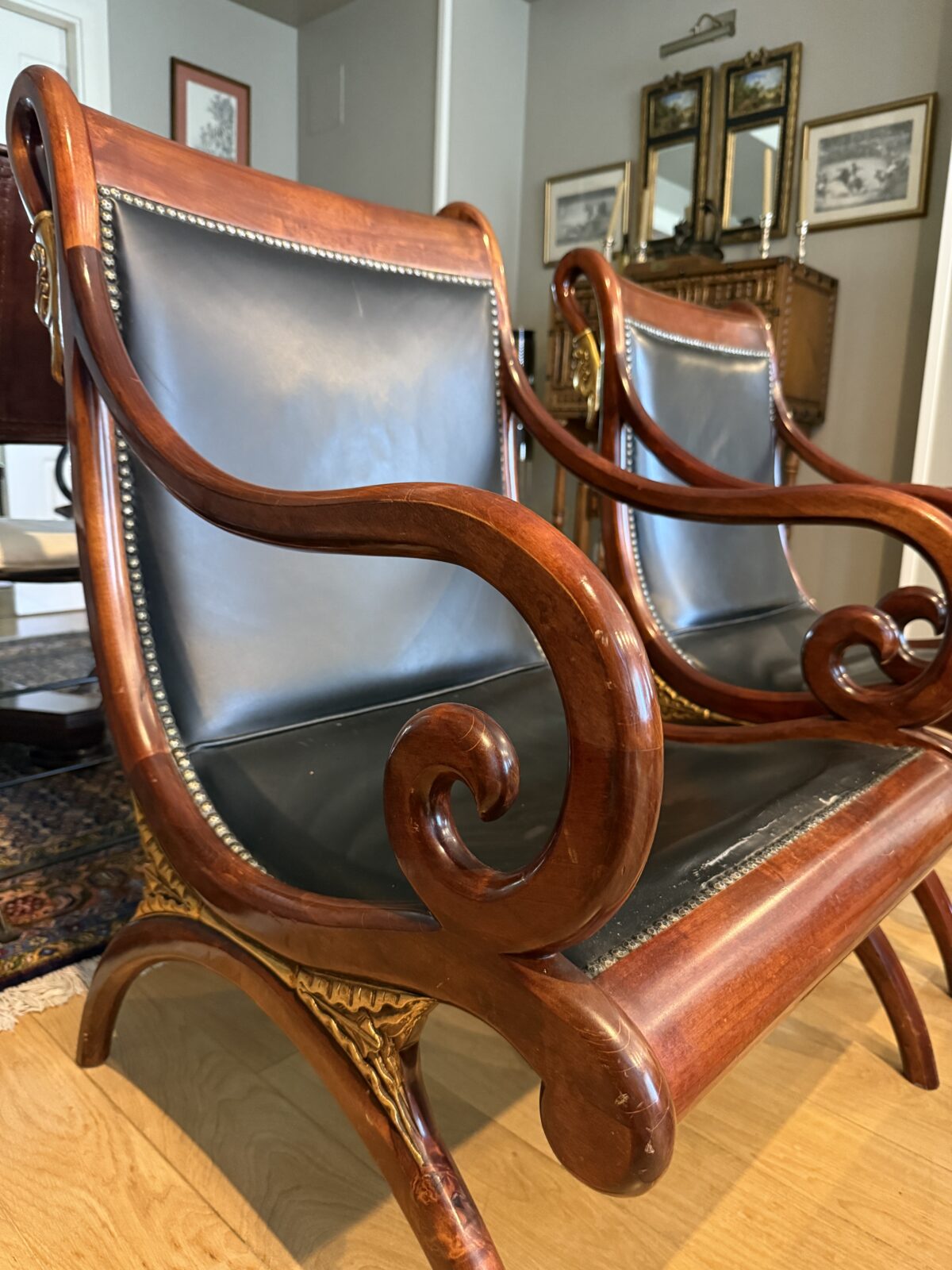 PAREJA DE SILLONES DE MADERA Y CUERO NEGRO