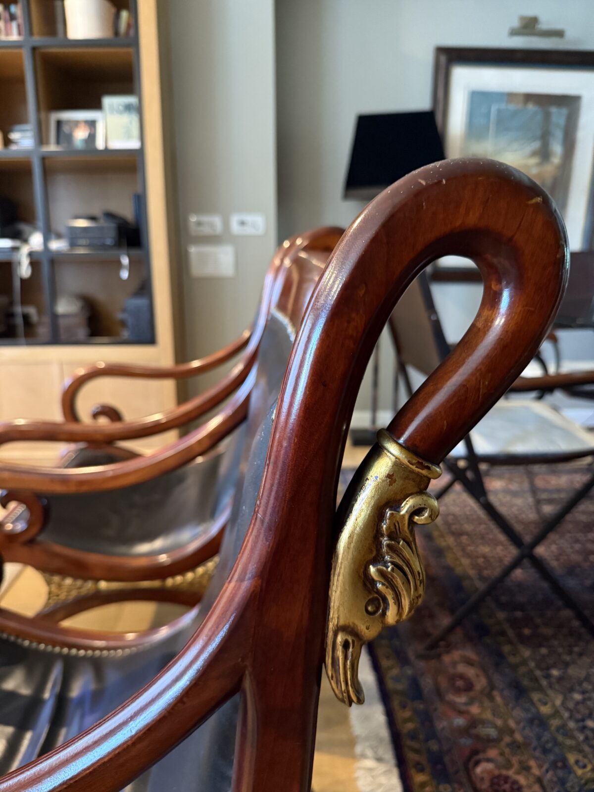PAREJA DE SILLONES DE MADERA Y CUERO NEGRO - Imagen 5
