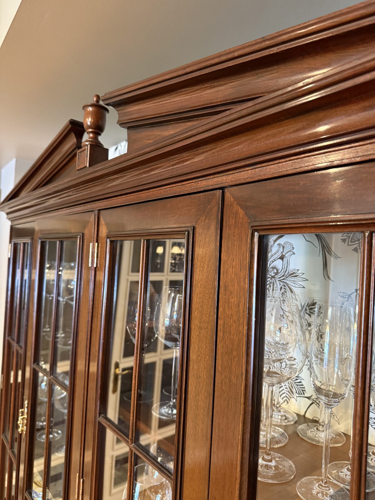 VITRINA DE MADERA CON PUERTAS DE CRISTAL - Imagen 3