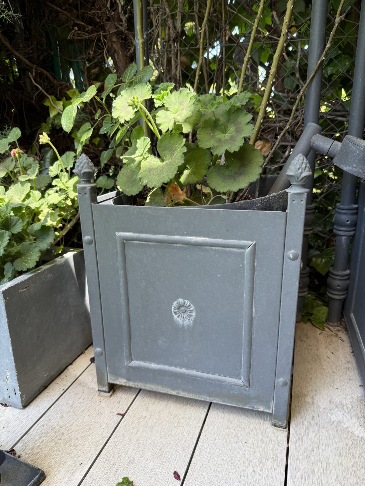 JARDINERA CUADRADA METÁLICA CON ENREJADO - Imagen 2