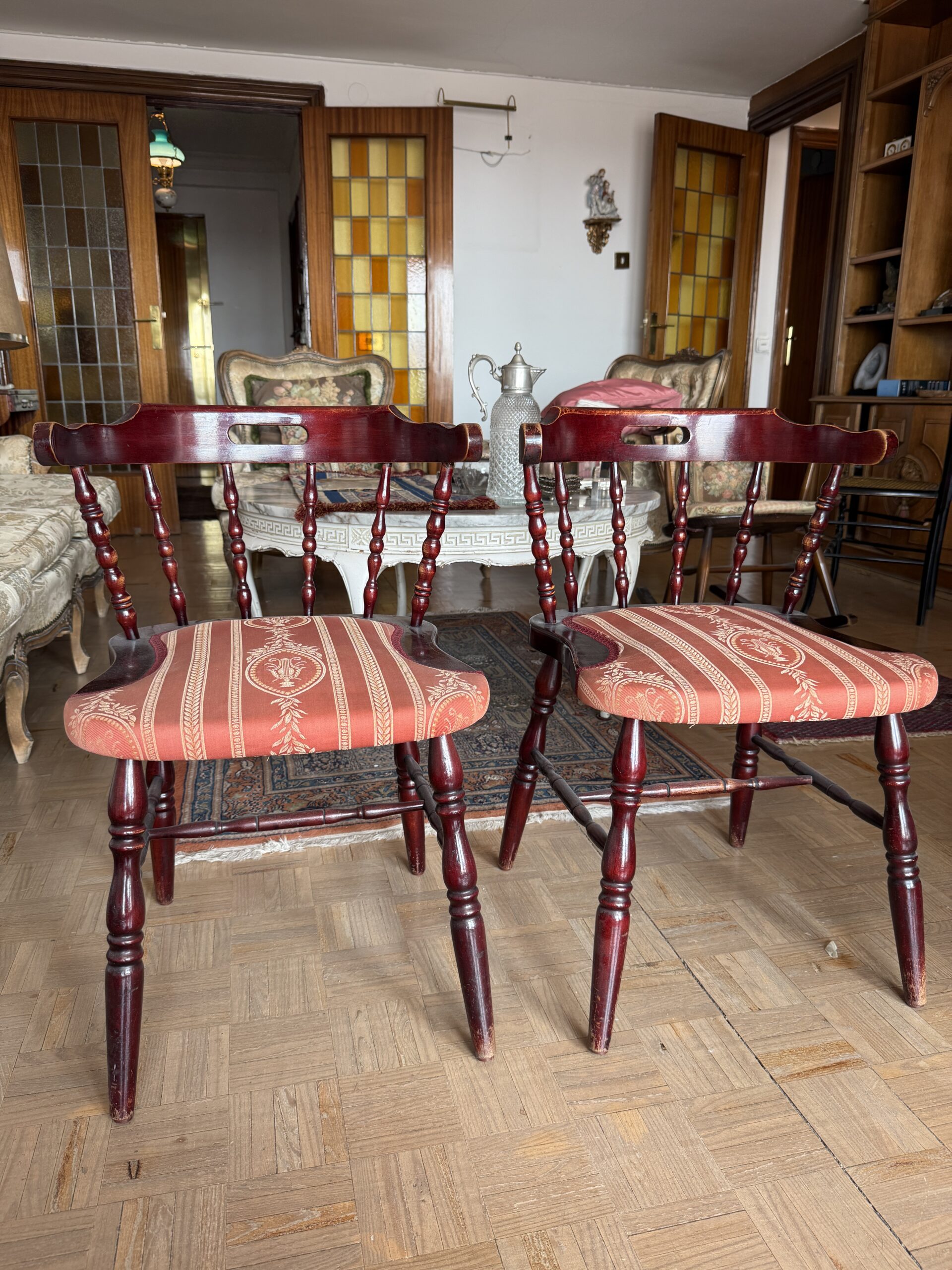 Pareja de sillas de madera torneada