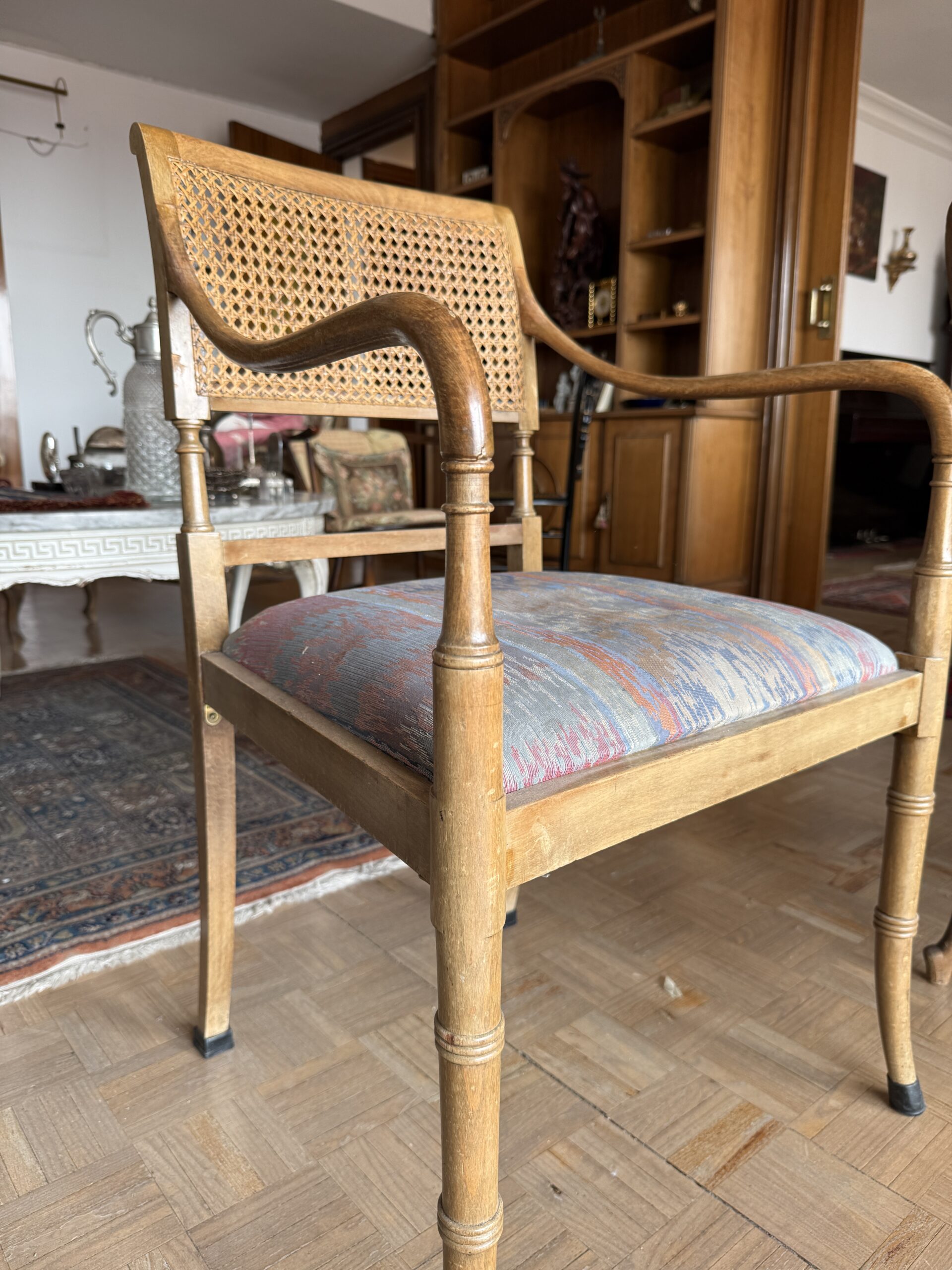 Silla de madera con rejilla