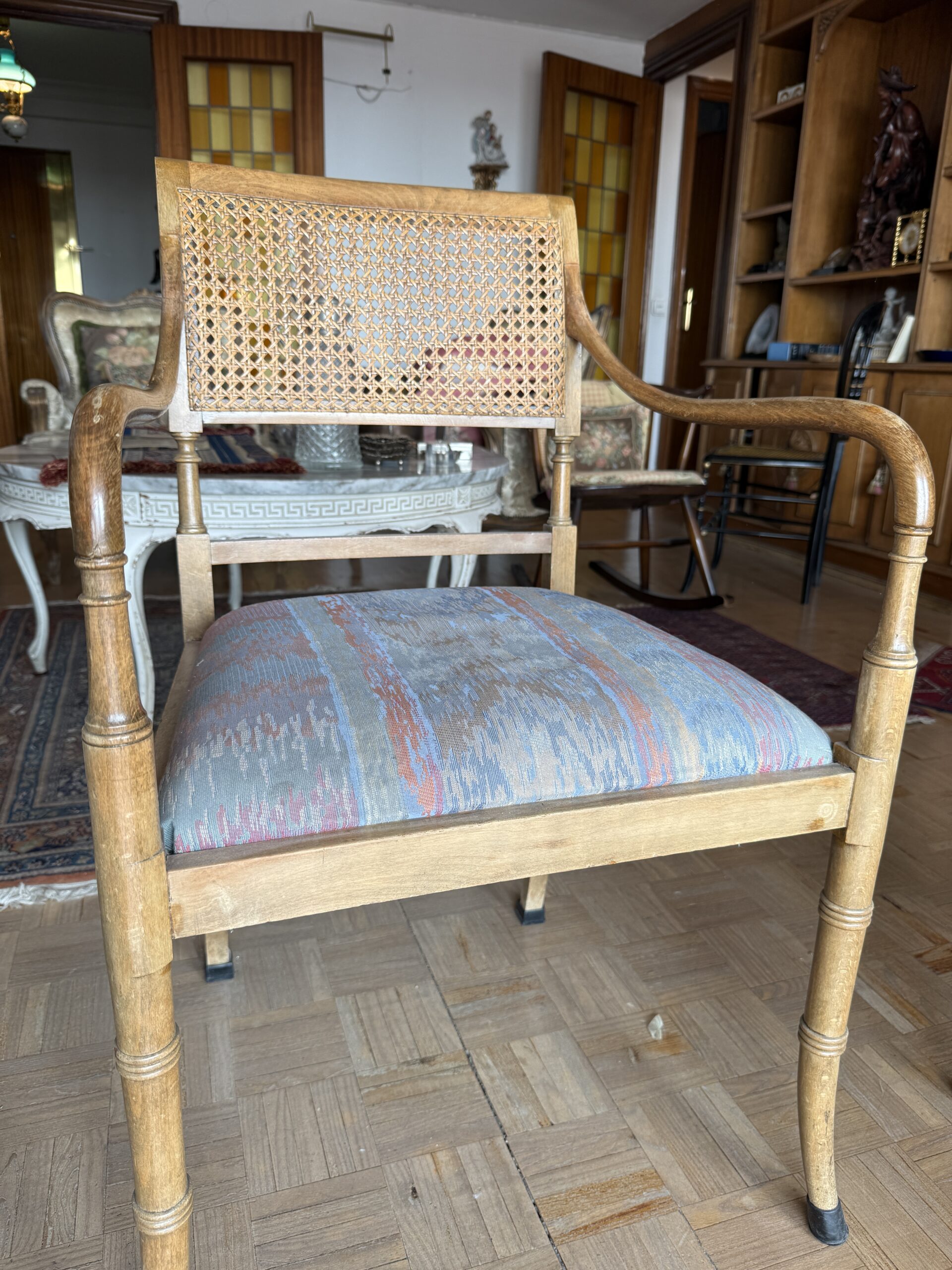 Silla de madera con rejilla - Imagen 3