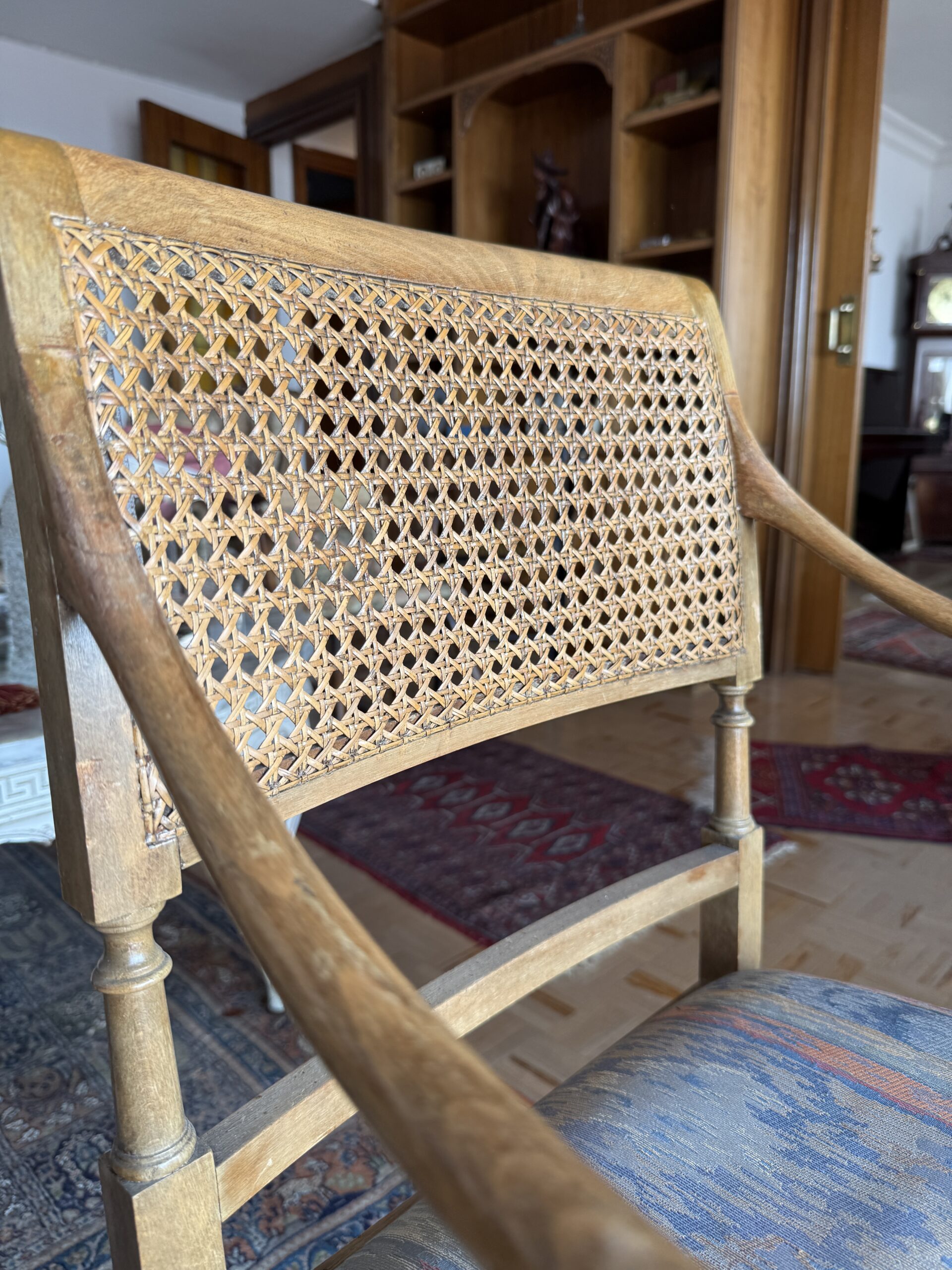 Silla de madera con rejilla - Imagen 4