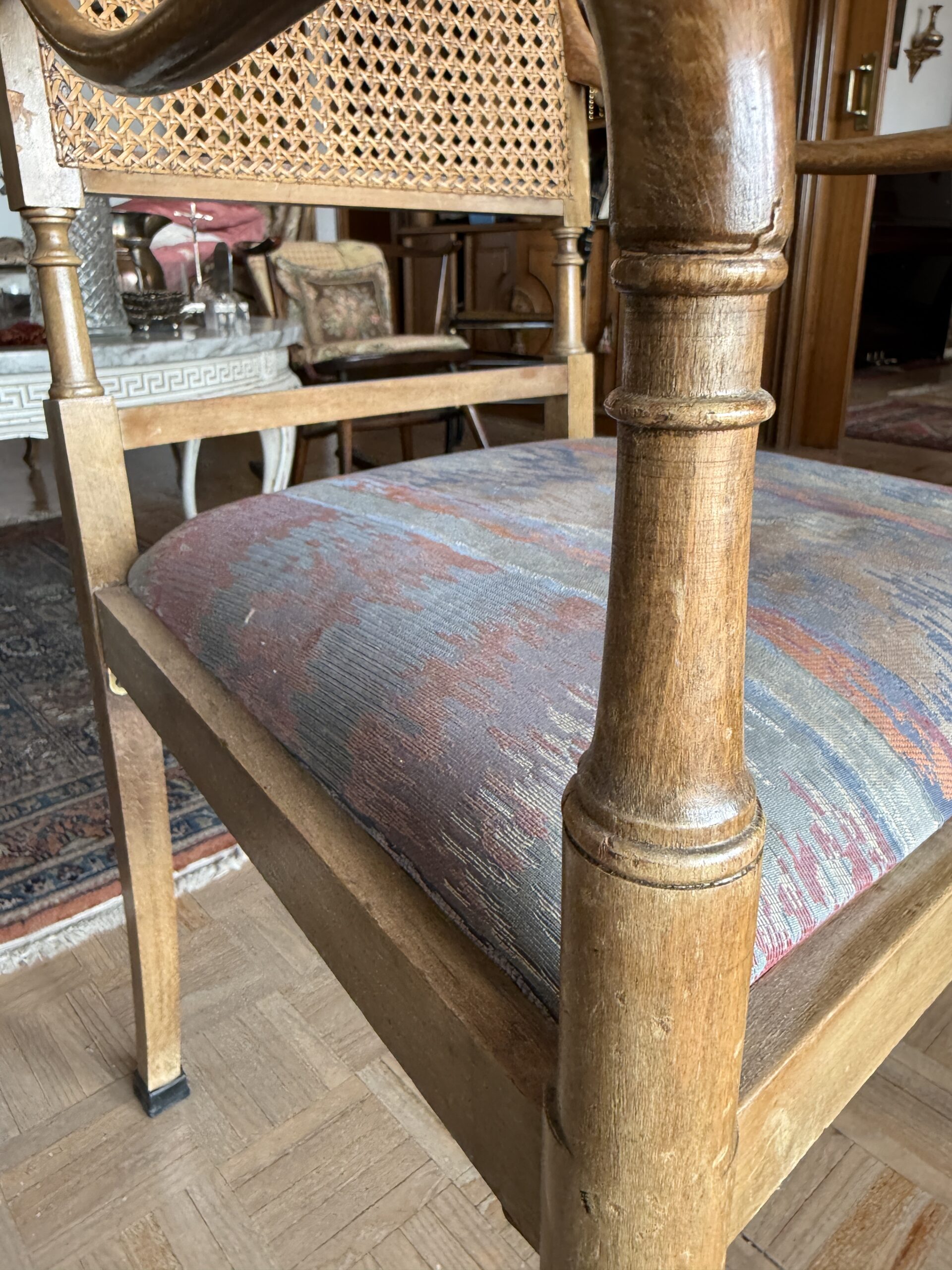 Silla de madera con rejilla - Imagen 5