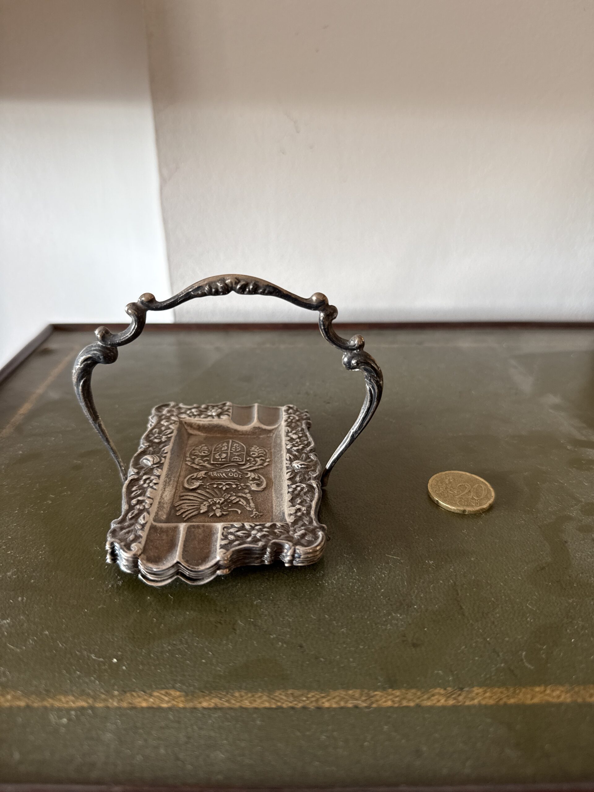 Pack de bandejas vintage de metal labrado con asa tamaño mini (x5) - Imagen 2