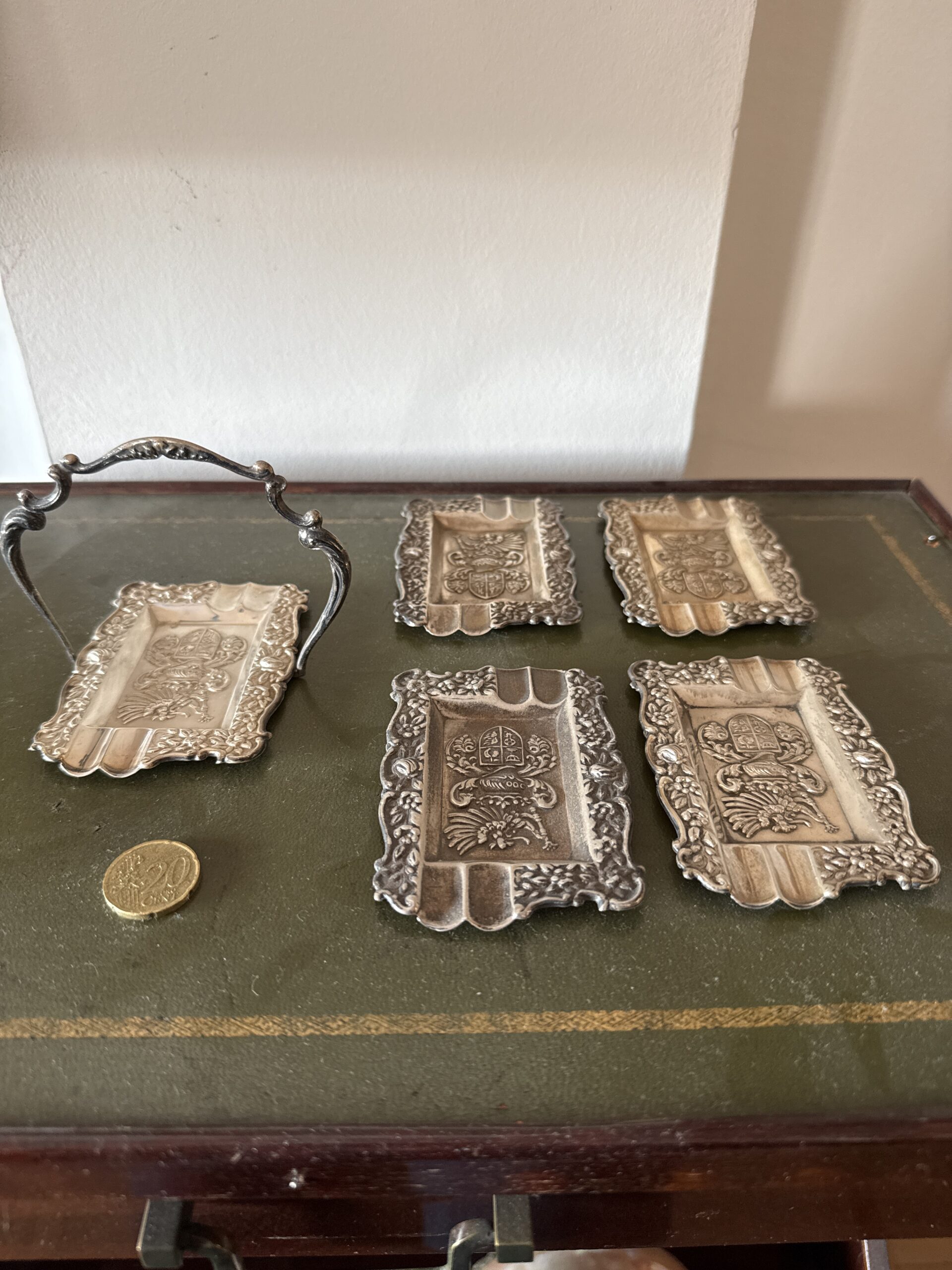 Pack de bandejas vintage de metal labrado con asa tamaño mini (x5)