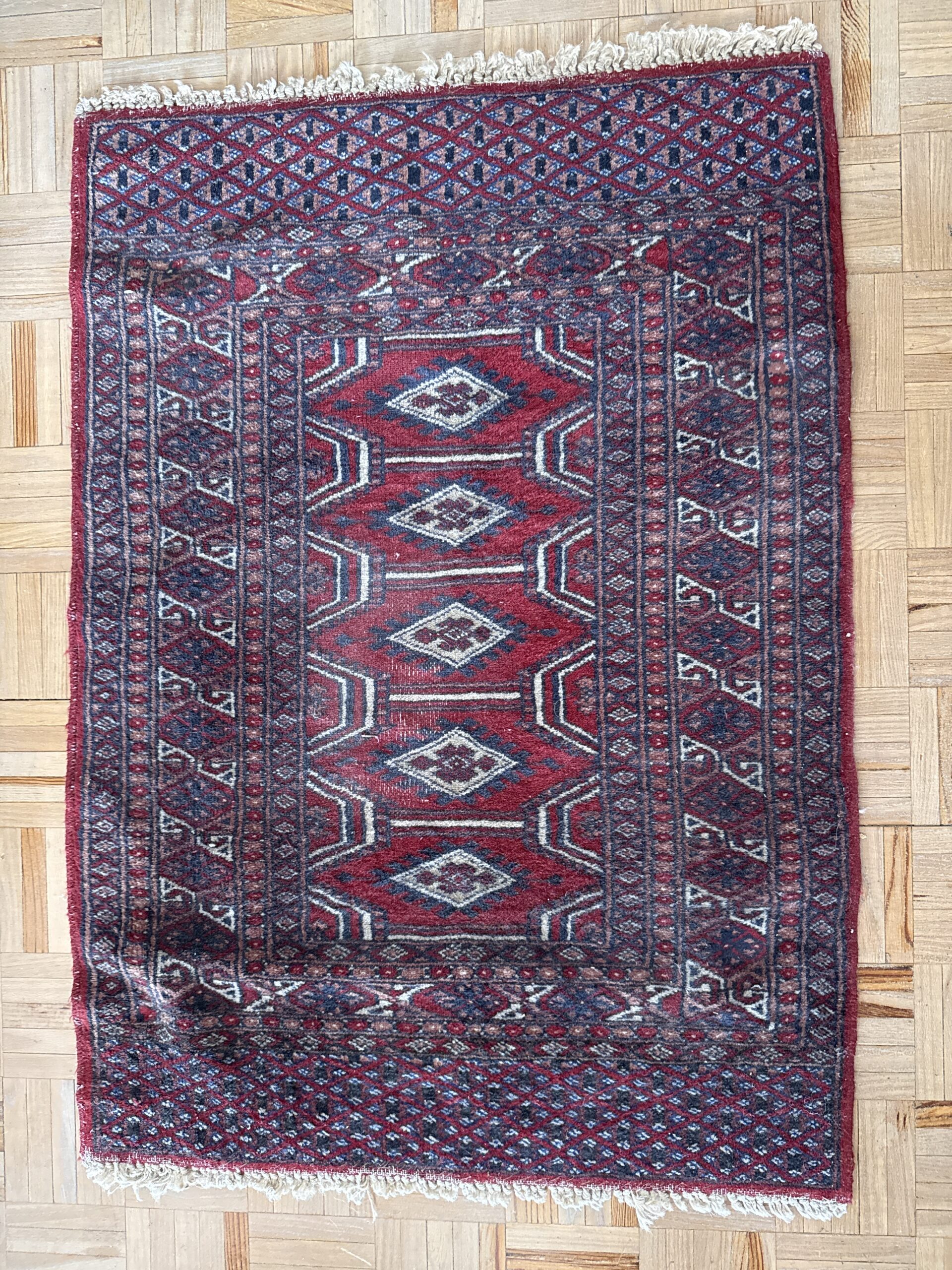 Alfombra vintage estilo oriental rojo burdeos con cenefa geométrica