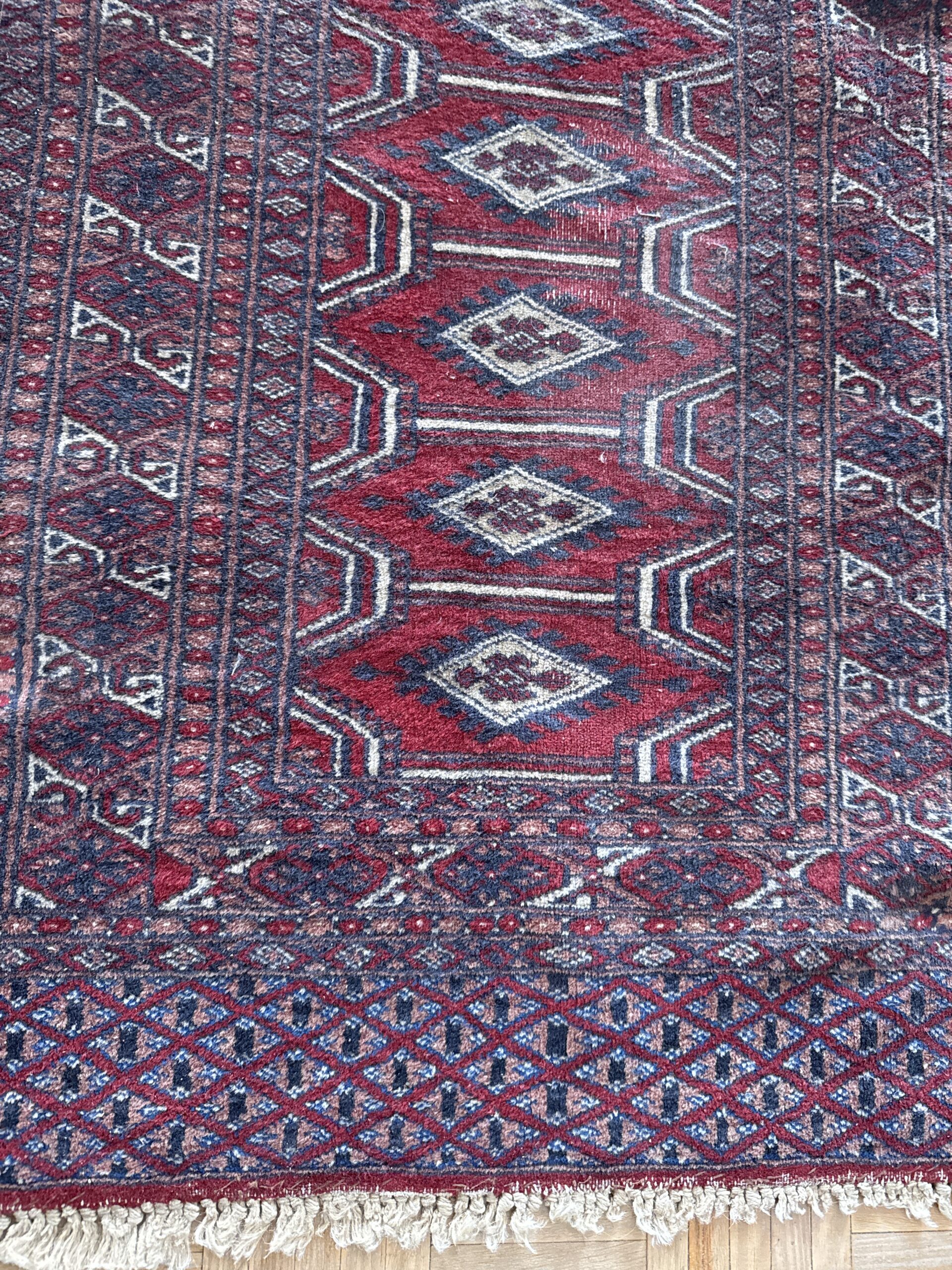 Alfombra vintage estilo oriental rojo burdeos con cenefa geométrica - Imagen 3