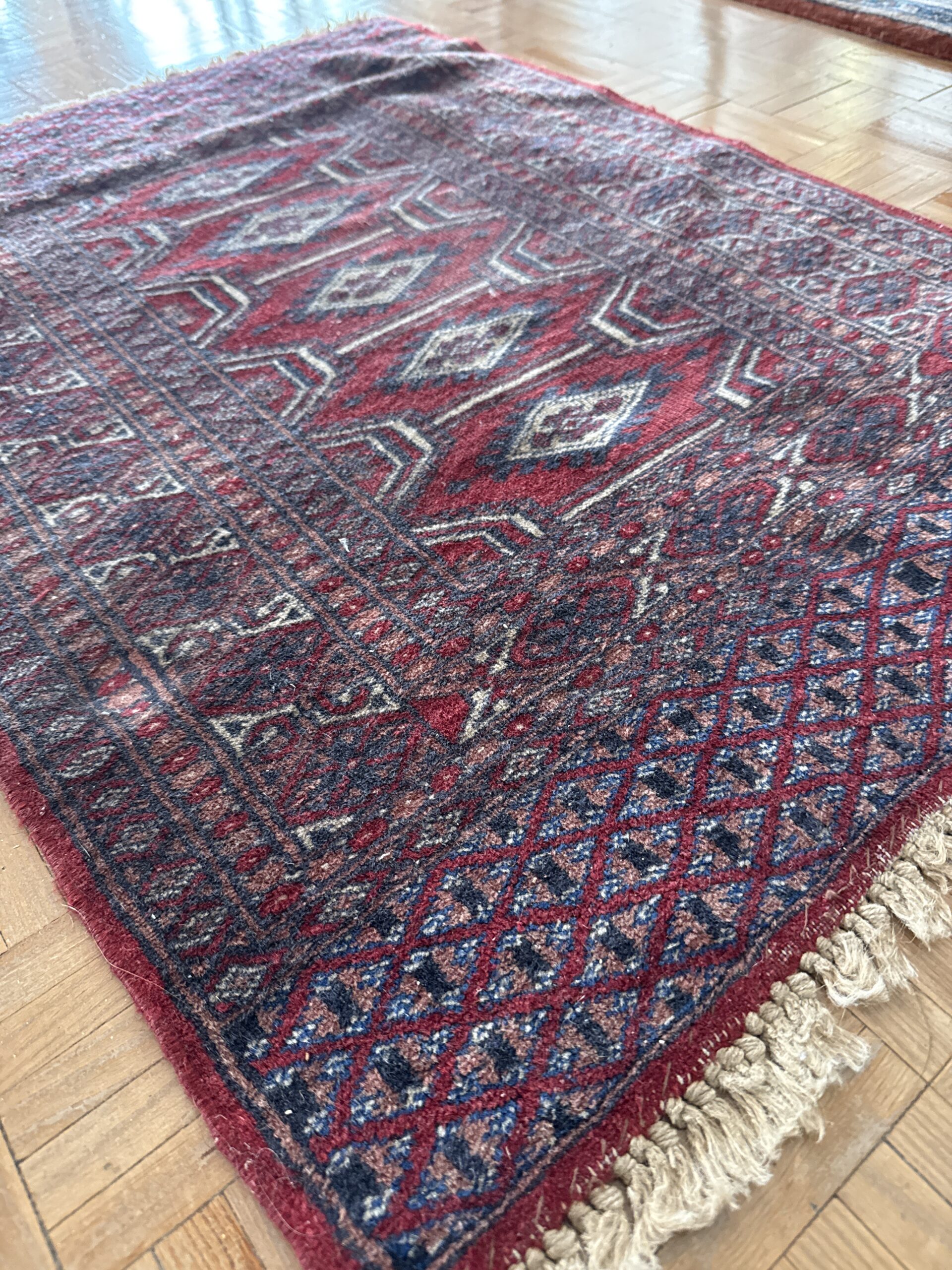 Alfombra vintage estilo oriental rojo burdeos con cenefa geométrica - Imagen 4