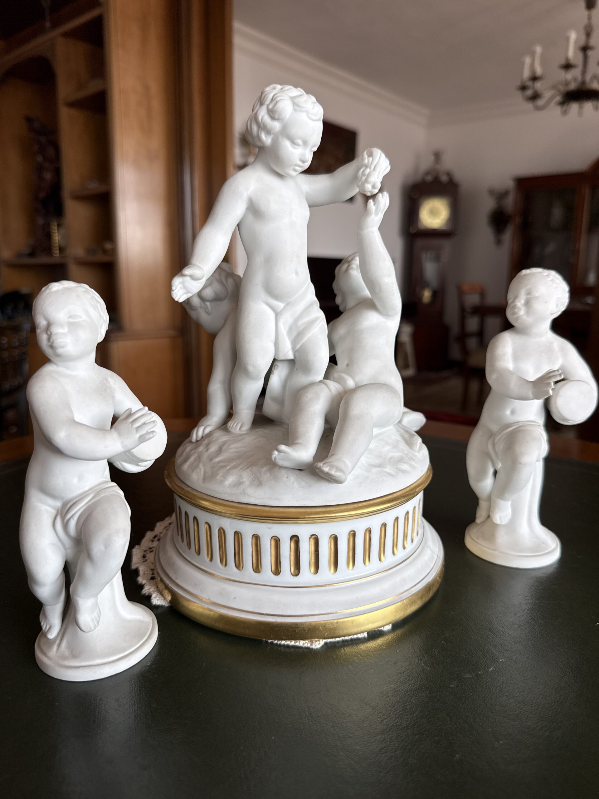 Figura de niños querubines con base dorada