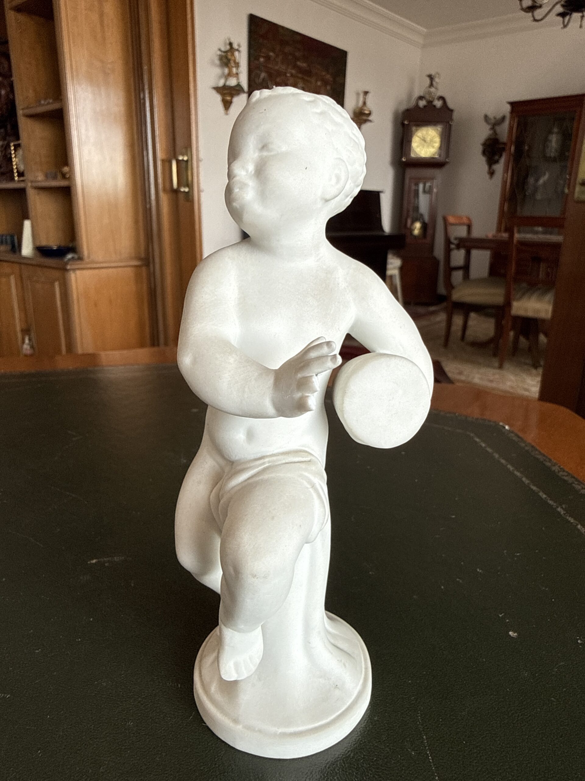 Figura de niños querubines con base dorada - Imagen 3