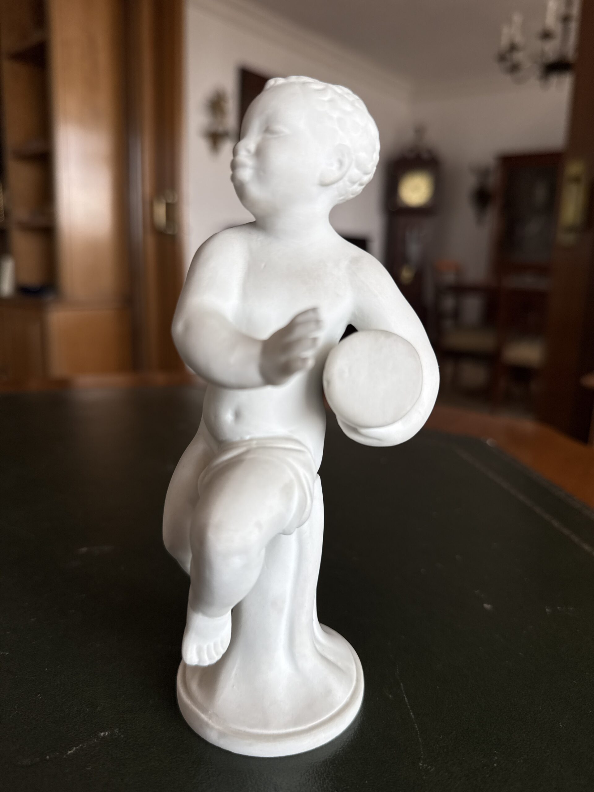 Figura de niños querubines con base dorada - Imagen 4