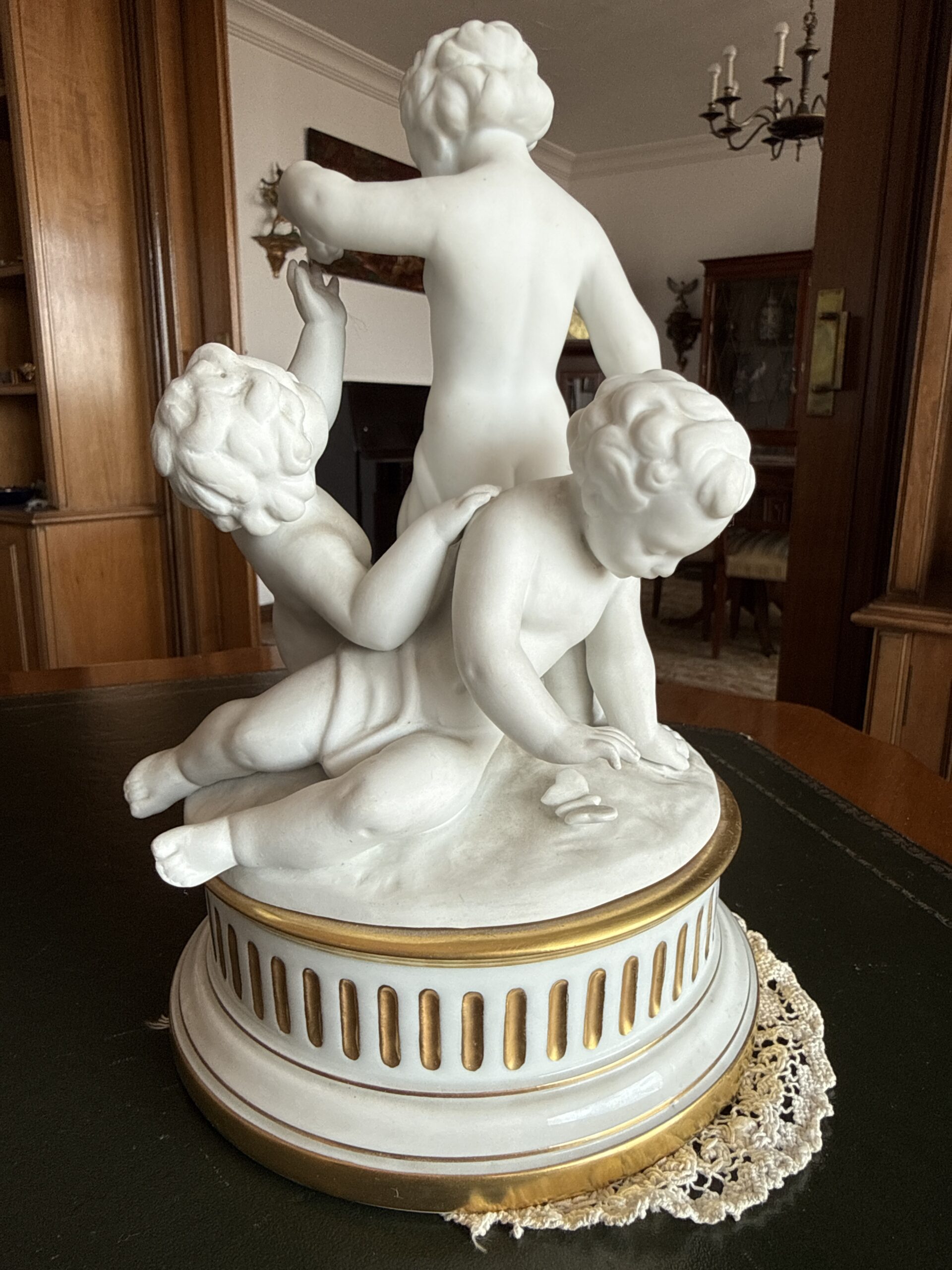 Figura de niños querubines con base dorada - Imagen 5