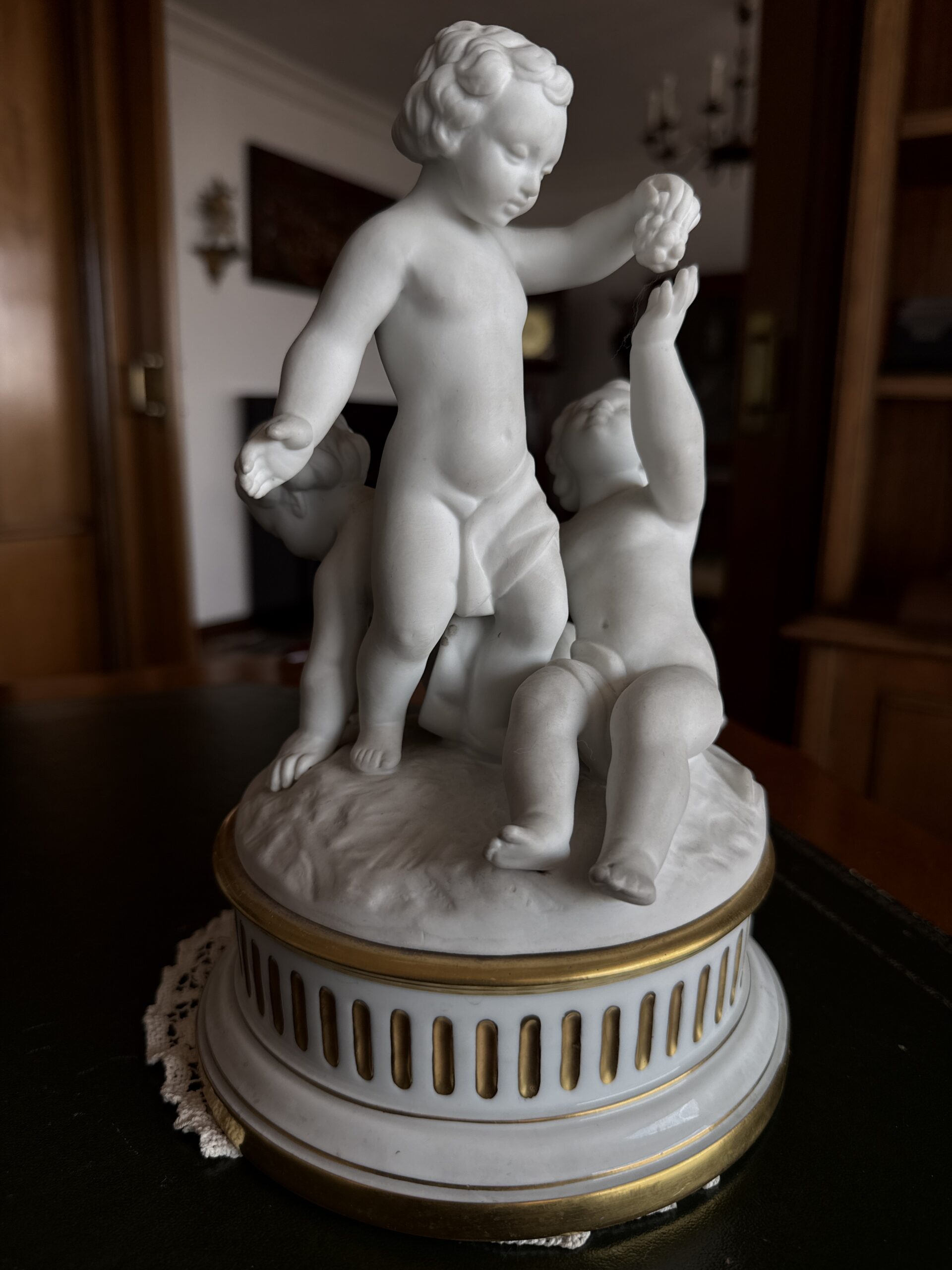 Figura de niños querubines con base dorada - Imagen 6