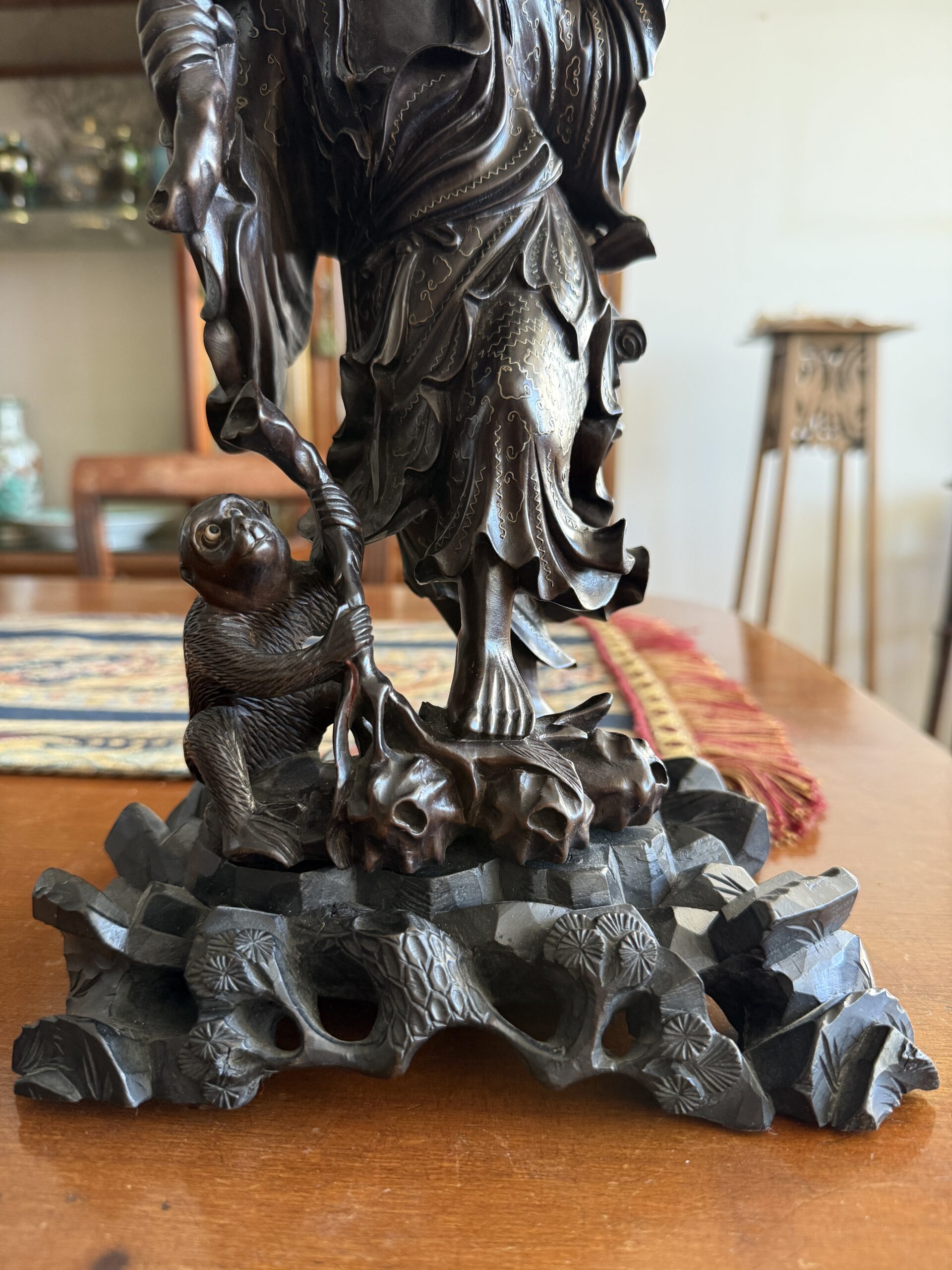 Figura oriental tallada en madera con personaje tradicional - Imagen 3