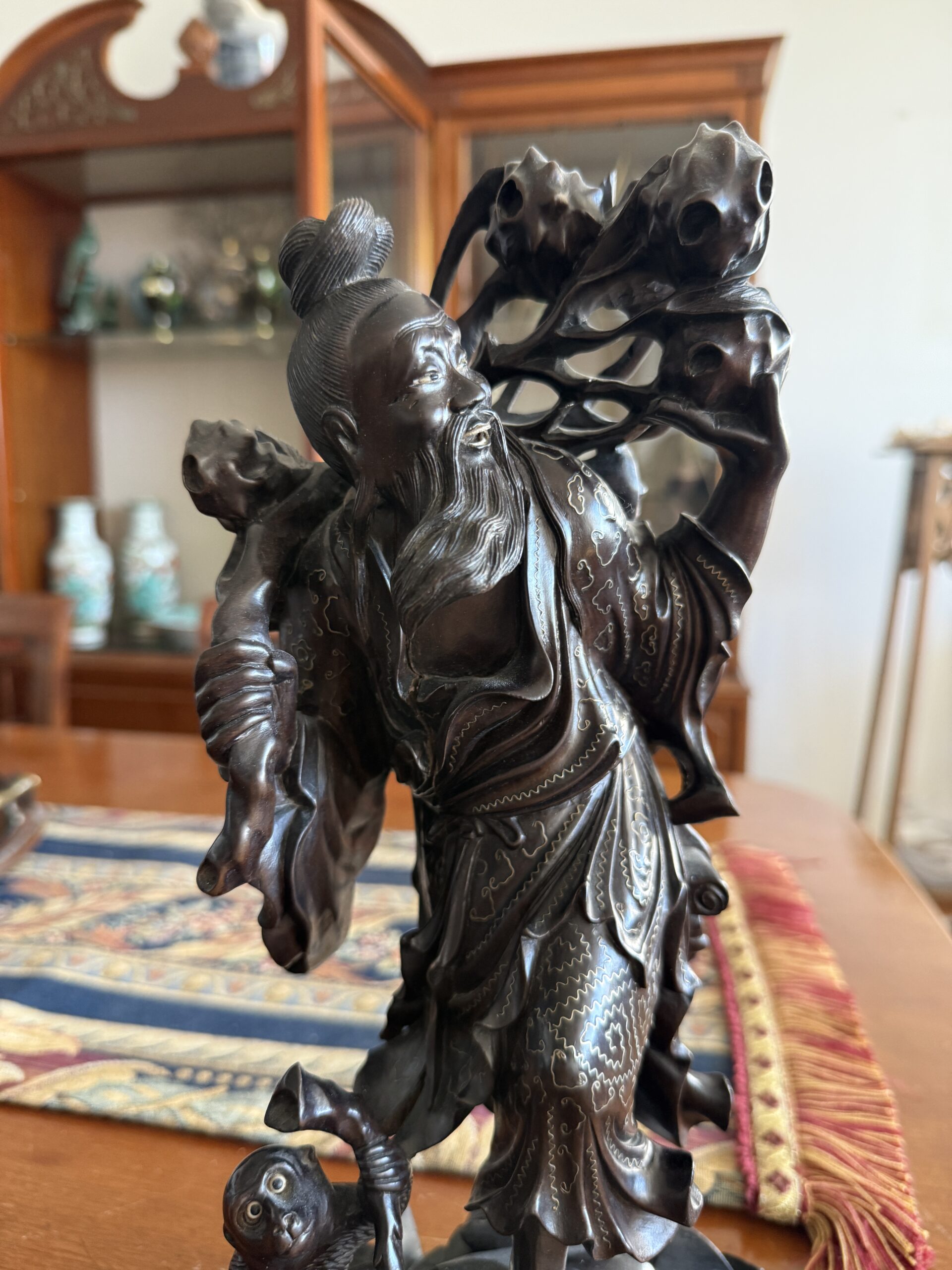 Figura oriental tallada en madera con personaje tradicional - Imagen 2