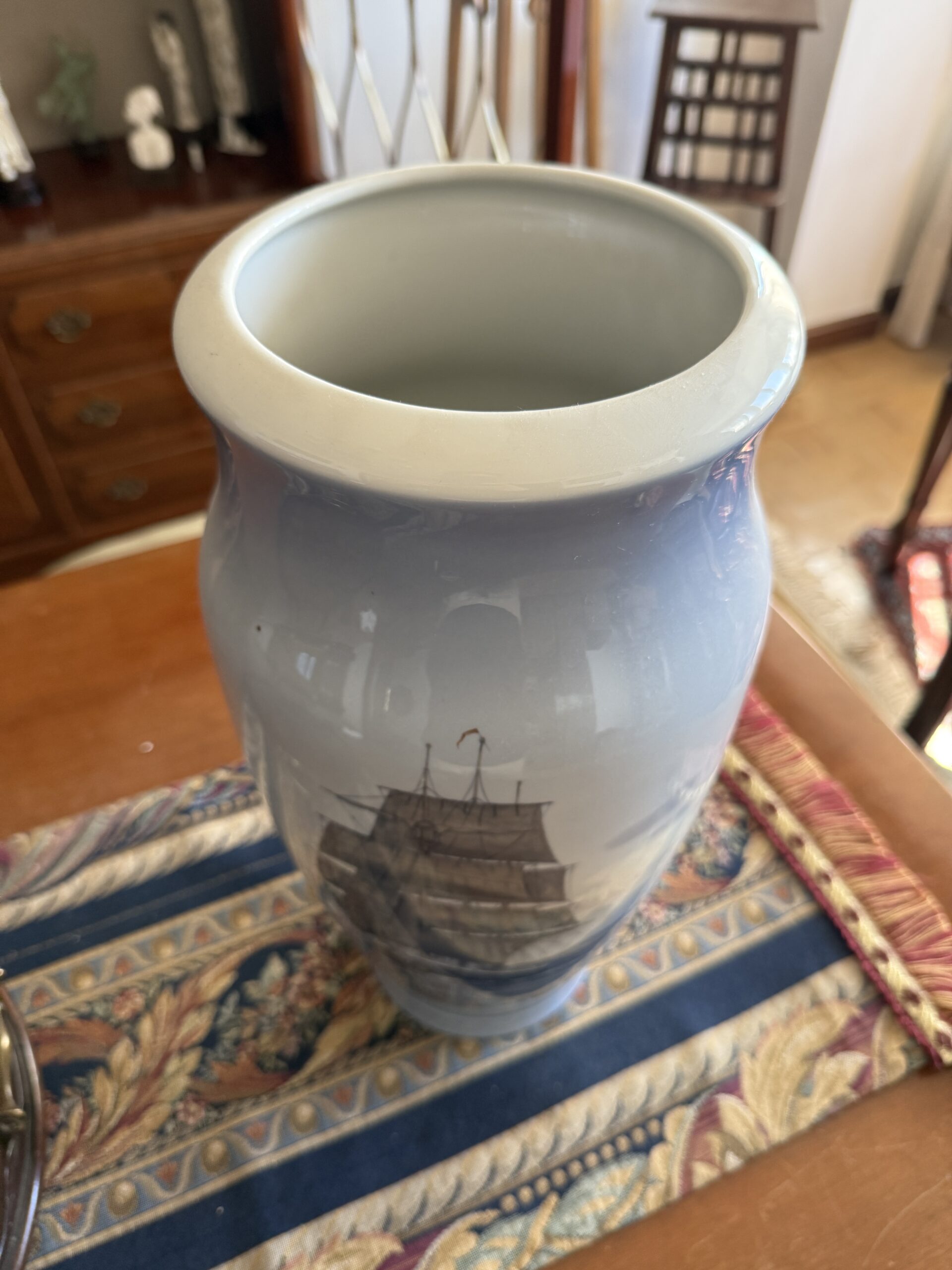Jarrón estilo náutico con velero - Imagen 4