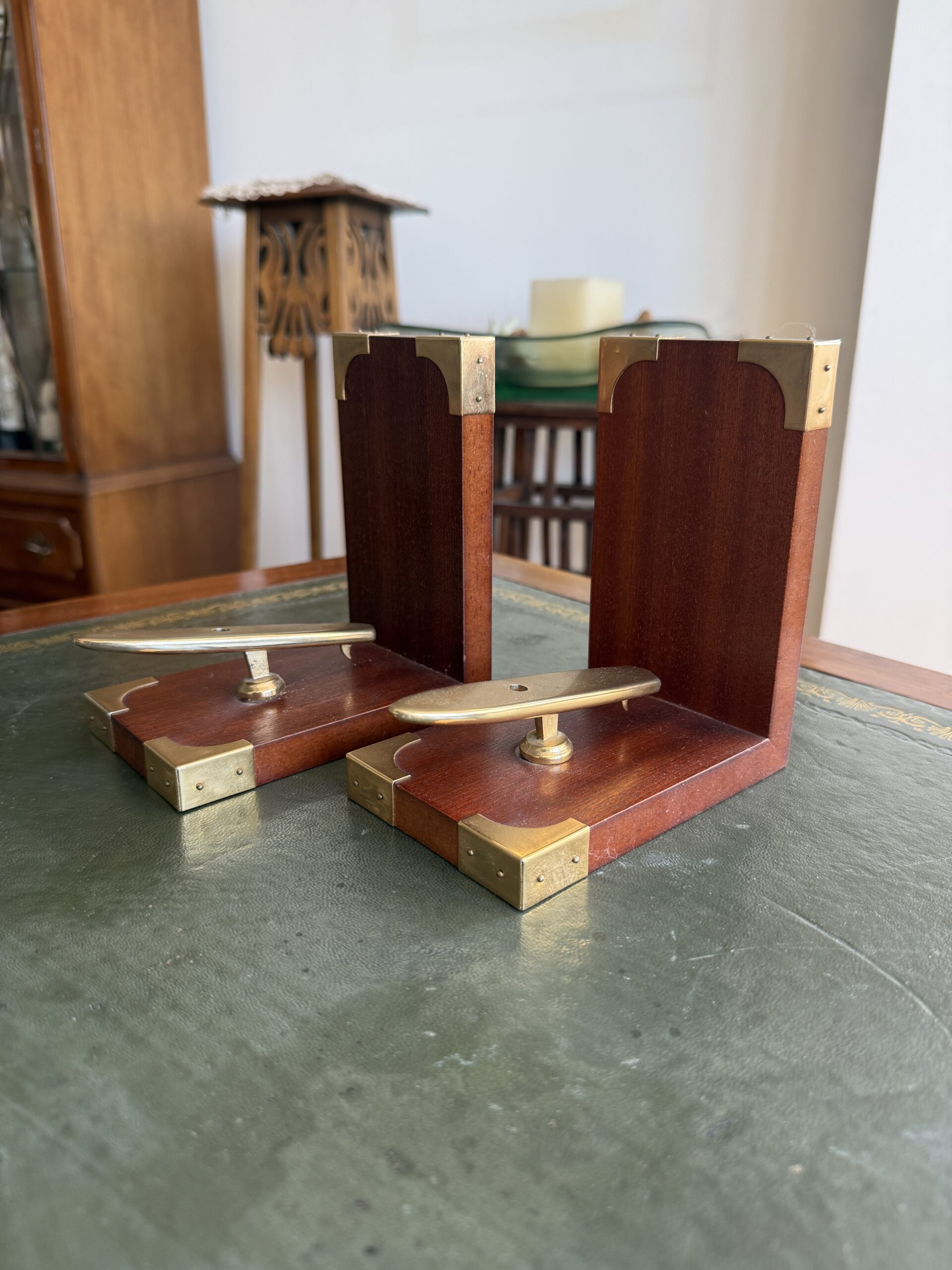 Sujetalibros vintage de madera con detalles en latón - Imagen 4