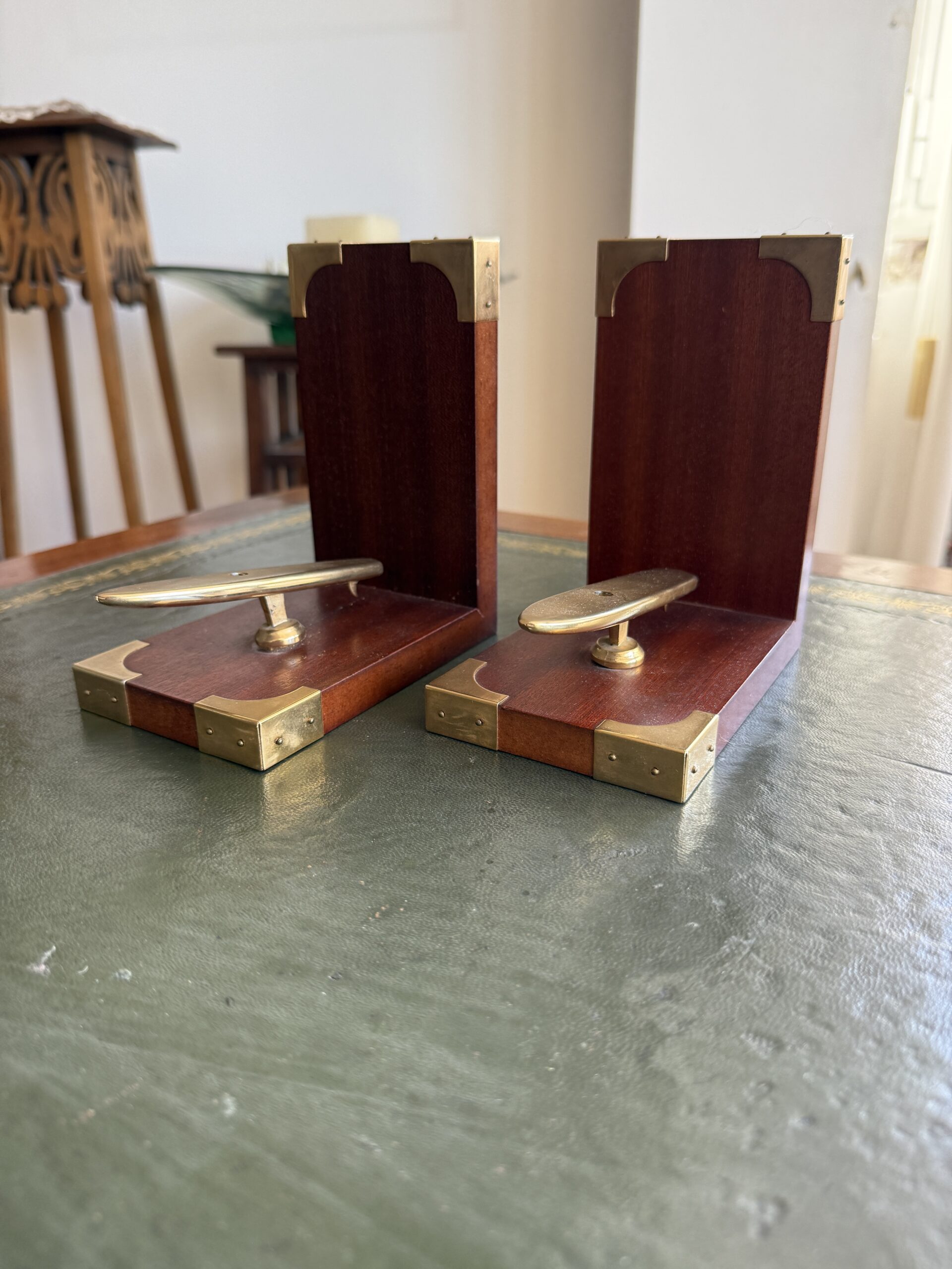 Sujetalibros vintage de madera con detalles en latón - Imagen 3