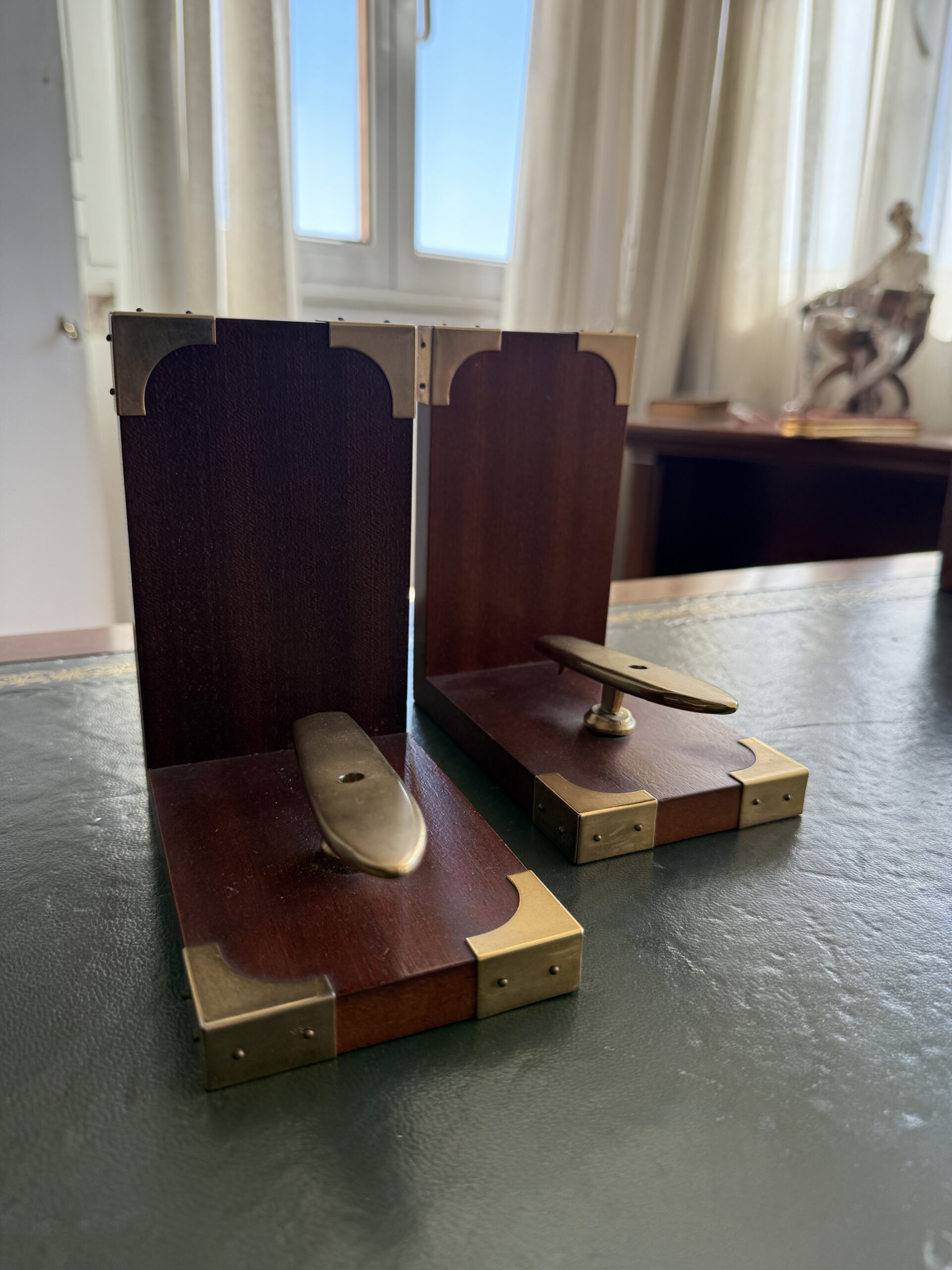 Sujetalibros vintage de madera con detalles en latón