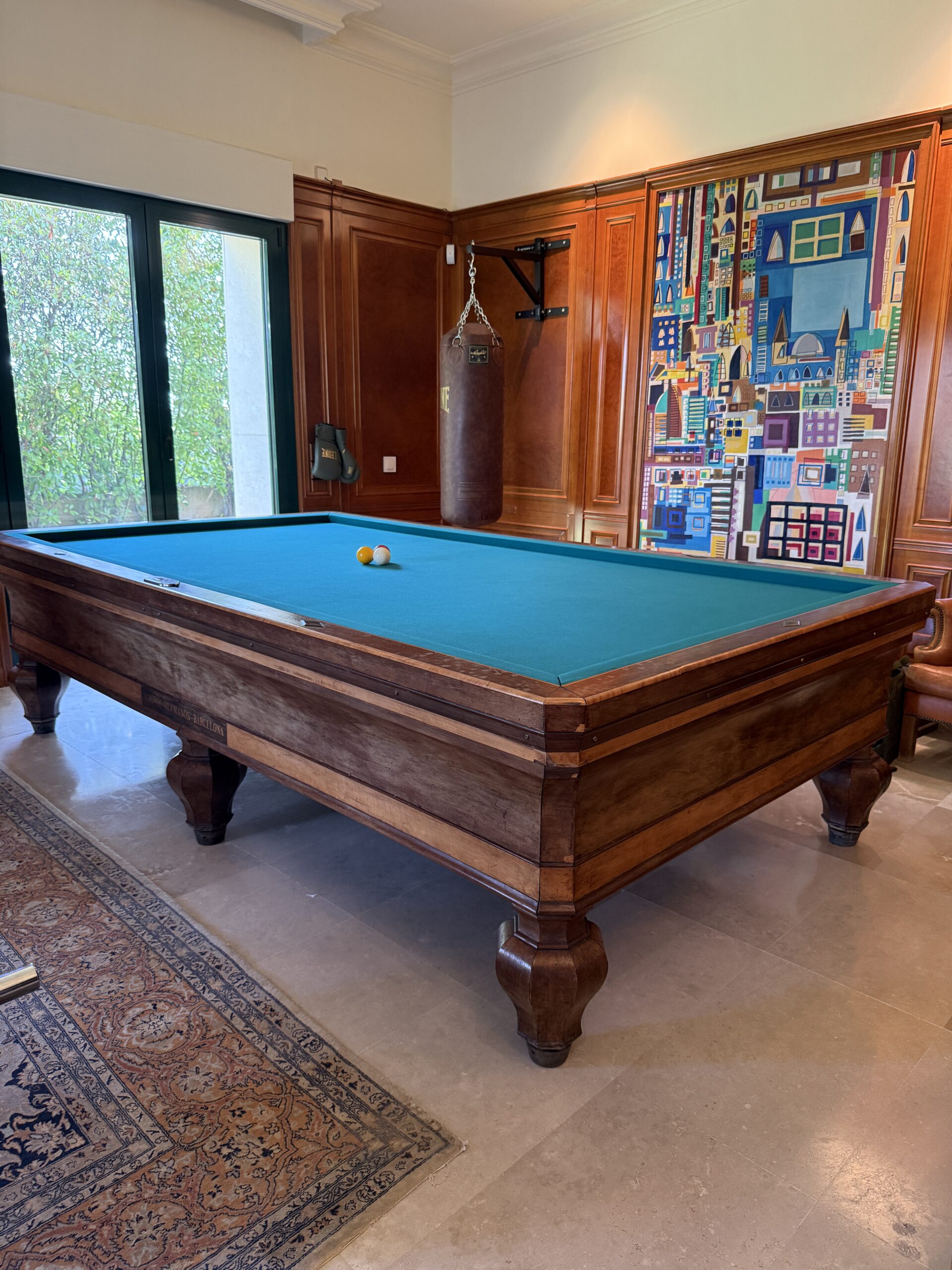 Mesa de Billar Antigua Amorós Hermanos Barcelona · Carambola Gran Match · Conjunto Completo con Cuelgatacos Original, Tacos, Bolas y Accesorios · Finales del Siglo XIX – Principios del XX