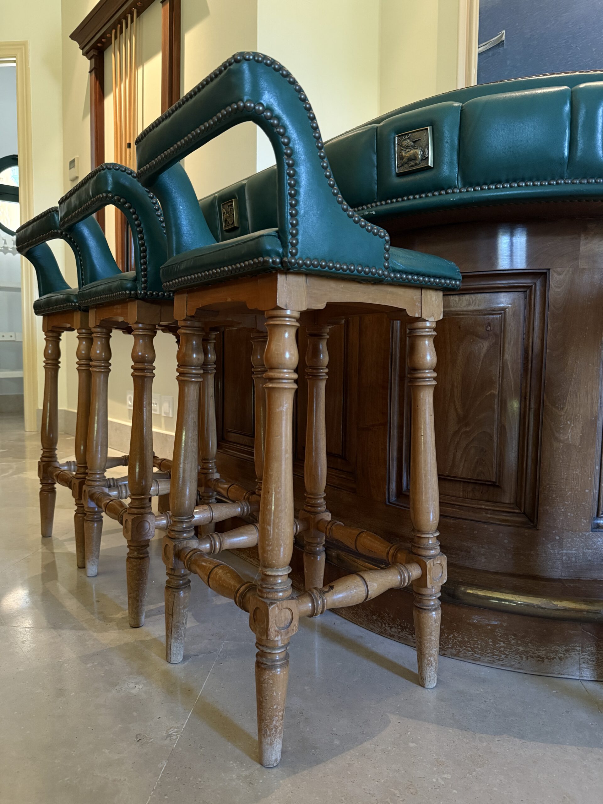 Conjunto Bar Señorial Clásico Vintage · Mueble Barra Curva con Capitoné Verde y Placas de Bronce Mitológicas + 4 Banquetas a Juego · Estilo Club Inglés - Imagen 2