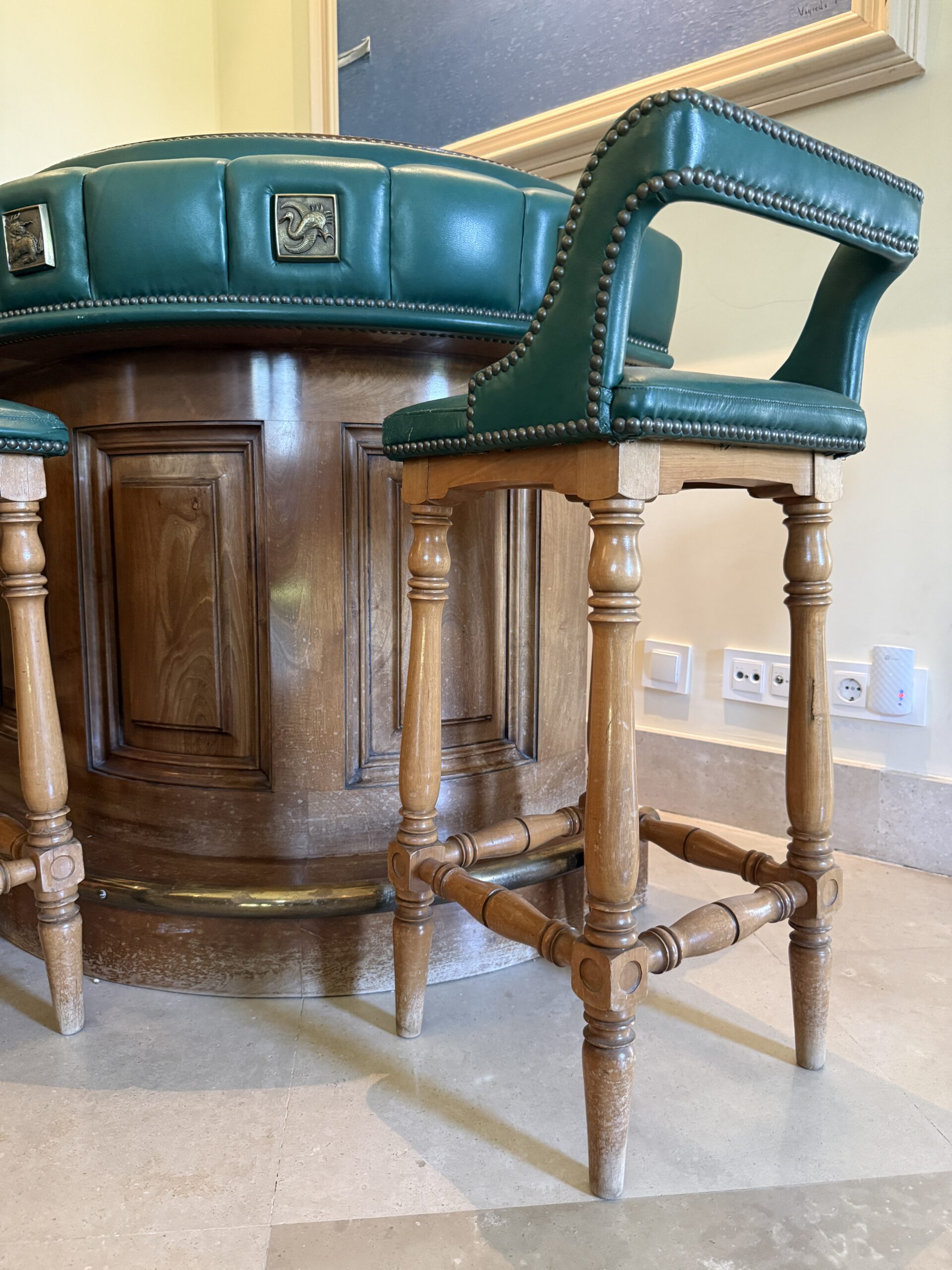 Conjunto Bar Señorial Clásico Vintage · Mueble Barra Curva con Capitoné Verde y Placas de Bronce Mitológicas + 4 Banquetas a Juego · Estilo Club Inglés - Imagen 3
