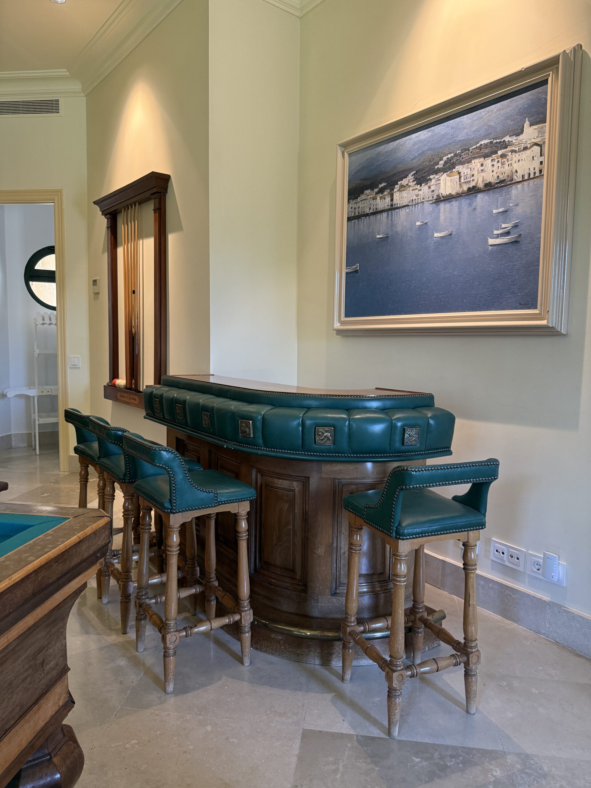 Conjunto Bar Señorial Clásico Vintage · Mueble Barra Curva con Capitoné Verde y Placas de Bronce Mitológicas + 4 Banquetas a Juego · Estilo Club Inglés - Imagen 4