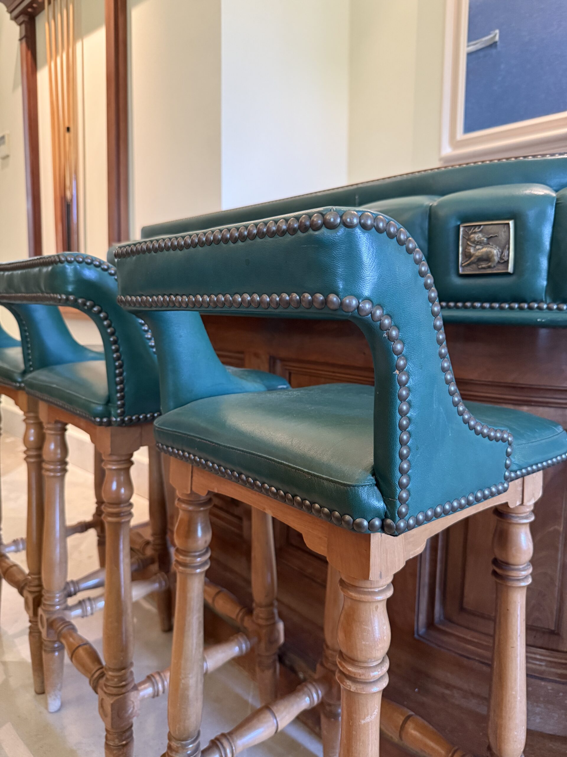 Conjunto Bar Señorial Clásico Vintage · Mueble Barra Curva con Capitoné Verde y Placas de Bronce Mitológicas + 4 Banquetas a Juego · Estilo Club Inglés - Imagen 5