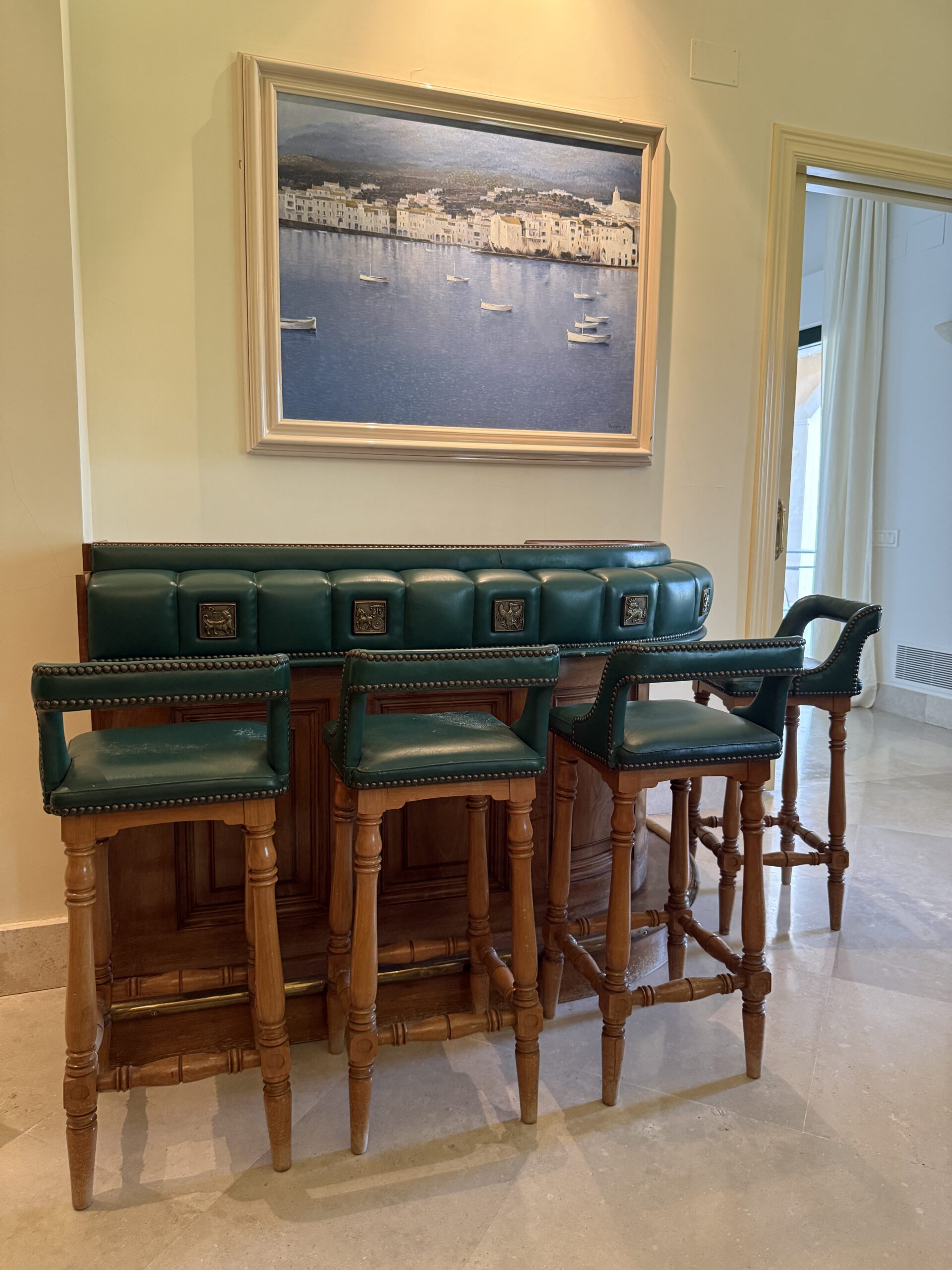 Conjunto Bar Señorial Clásico Vintage · Mueble Barra Curva con Capitoné Verde y Placas de Bronce Mitológicas + 4 Banquetas a Juego · Estilo Club Inglés - Imagen 6