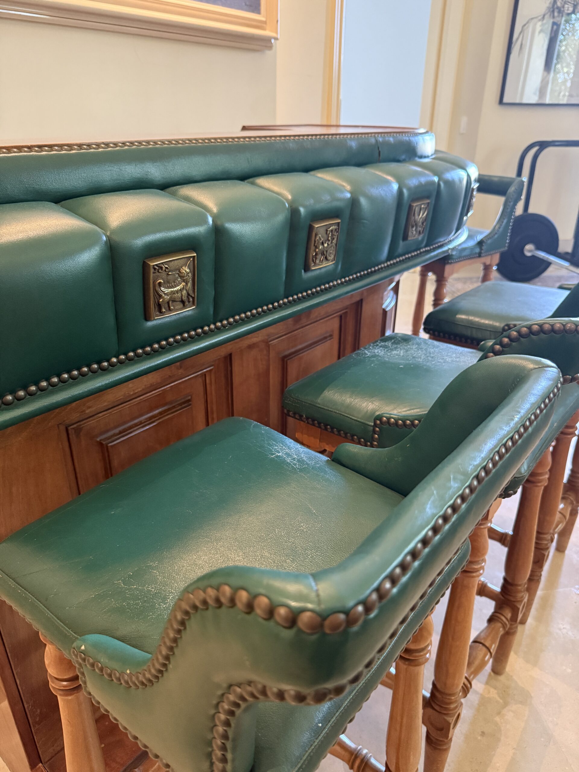 Conjunto Bar Señorial Clásico Vintage · Mueble Barra Curva con Capitoné Verde y Placas de Bronce Mitológicas + 4 Banquetas a Juego · Estilo Club Inglés
