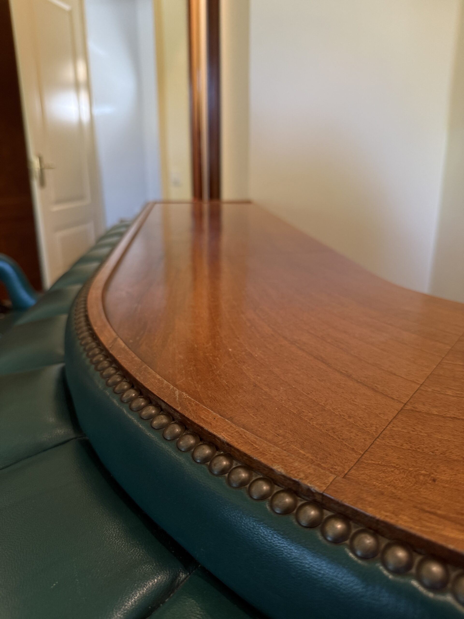 Conjunto Bar Señorial Clásico Vintage · Mueble Barra Curva con Capitoné Verde y Placas de Bronce Mitológicas + 4 Banquetas a Juego · Estilo Club Inglés - Imagen 8