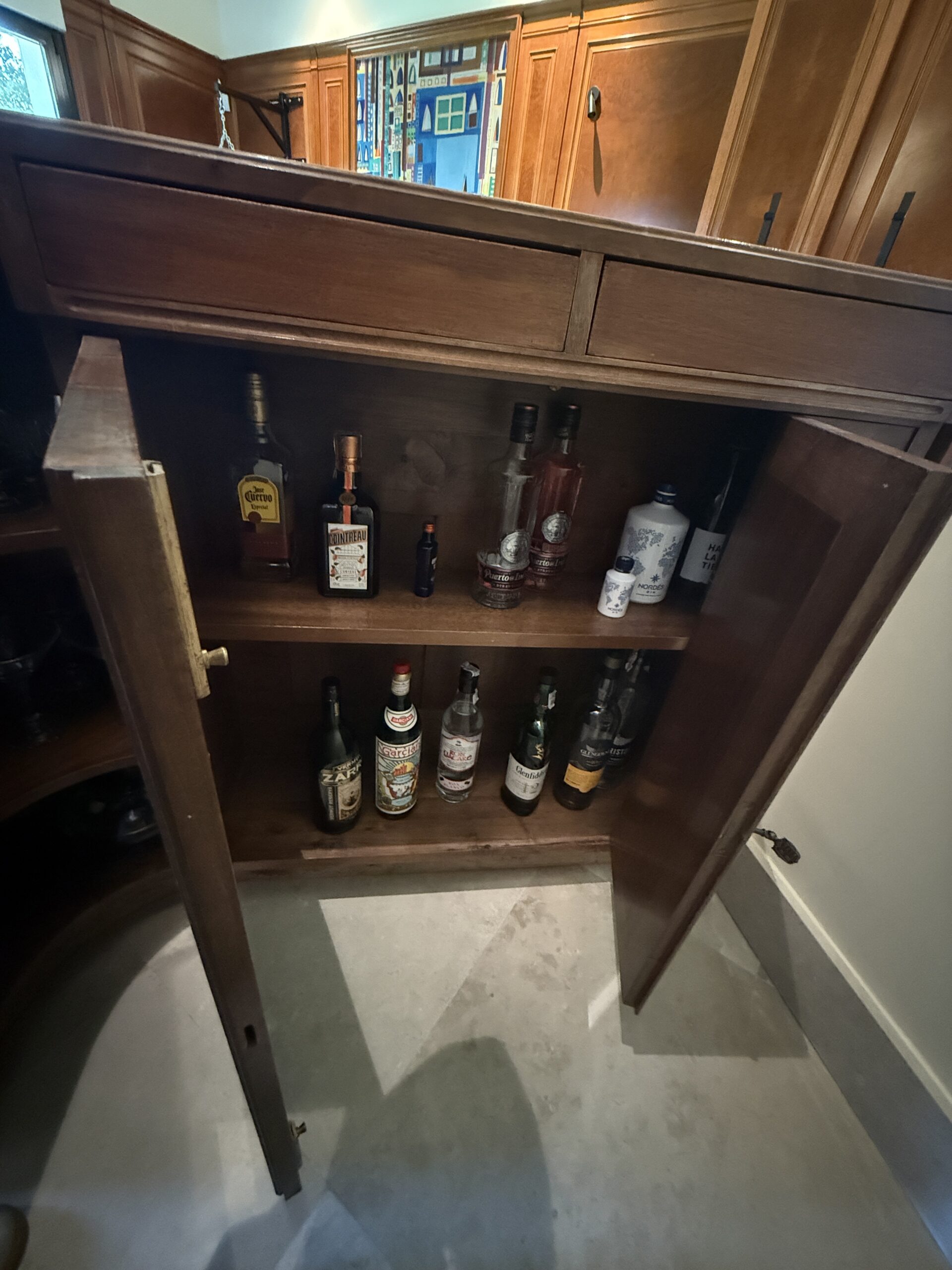 Conjunto Bar Señorial Clásico Vintage · Mueble Barra Curva con Capitoné Verde y Placas de Bronce Mitológicas + 4 Banquetas a Juego · Estilo Club Inglés - Imagen 9