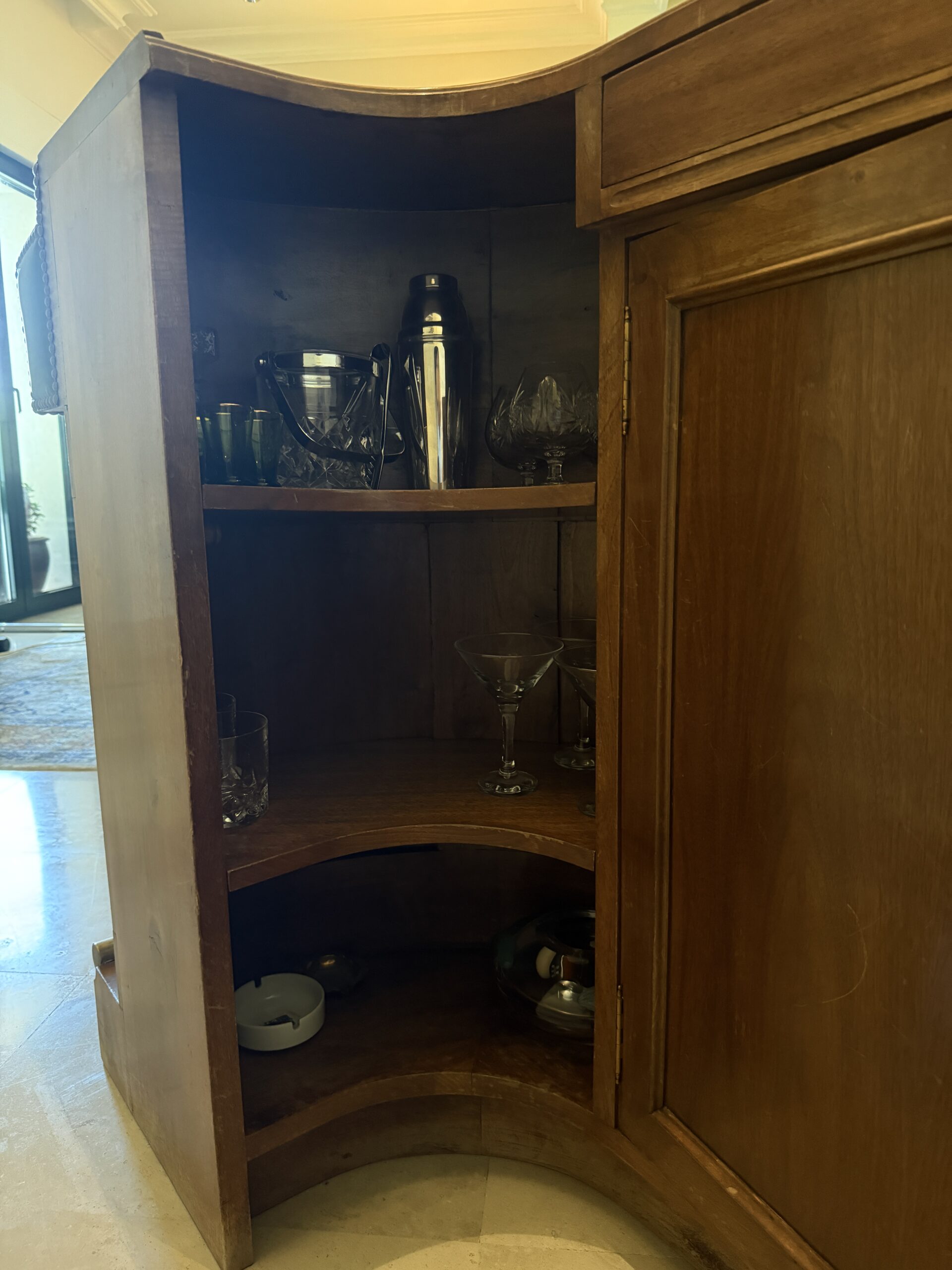 Conjunto Bar Señorial Clásico Vintage · Mueble Barra Curva con Capitoné Verde y Placas de Bronce Mitológicas + 4 Banquetas a Juego · Estilo Club Inglés - Imagen 10
