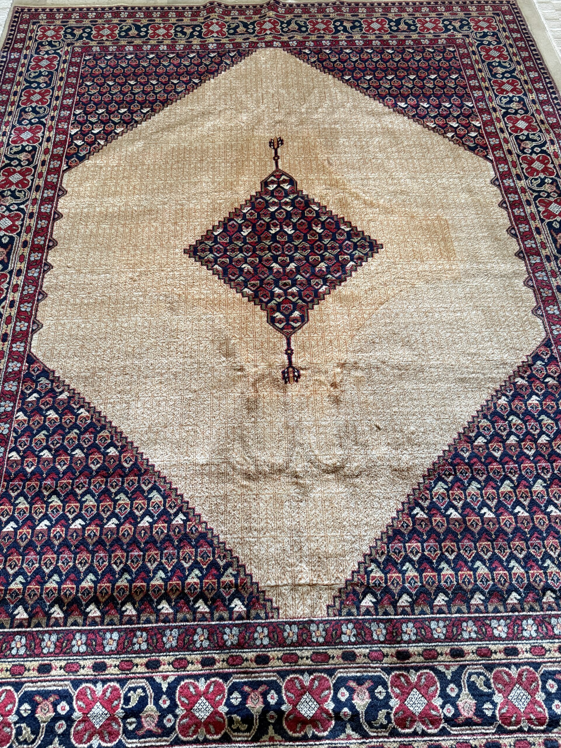 Alfombra persa anudada a mano · Campo camel con medallón y cenefa de boteh · Lana - Imagen 4
