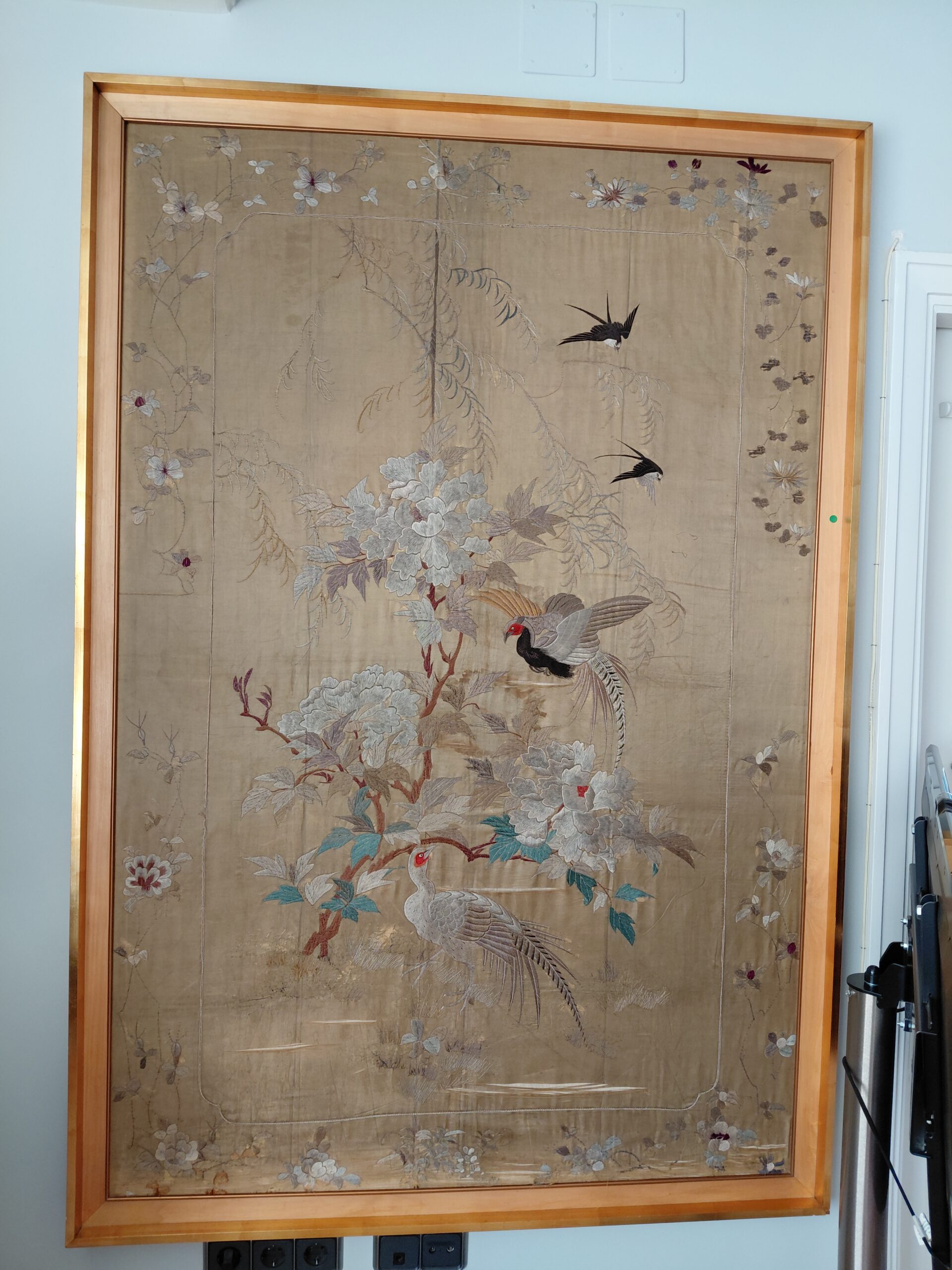 Tapiz Enmarcado con Motivos de Faisanes, Aves y Peonías