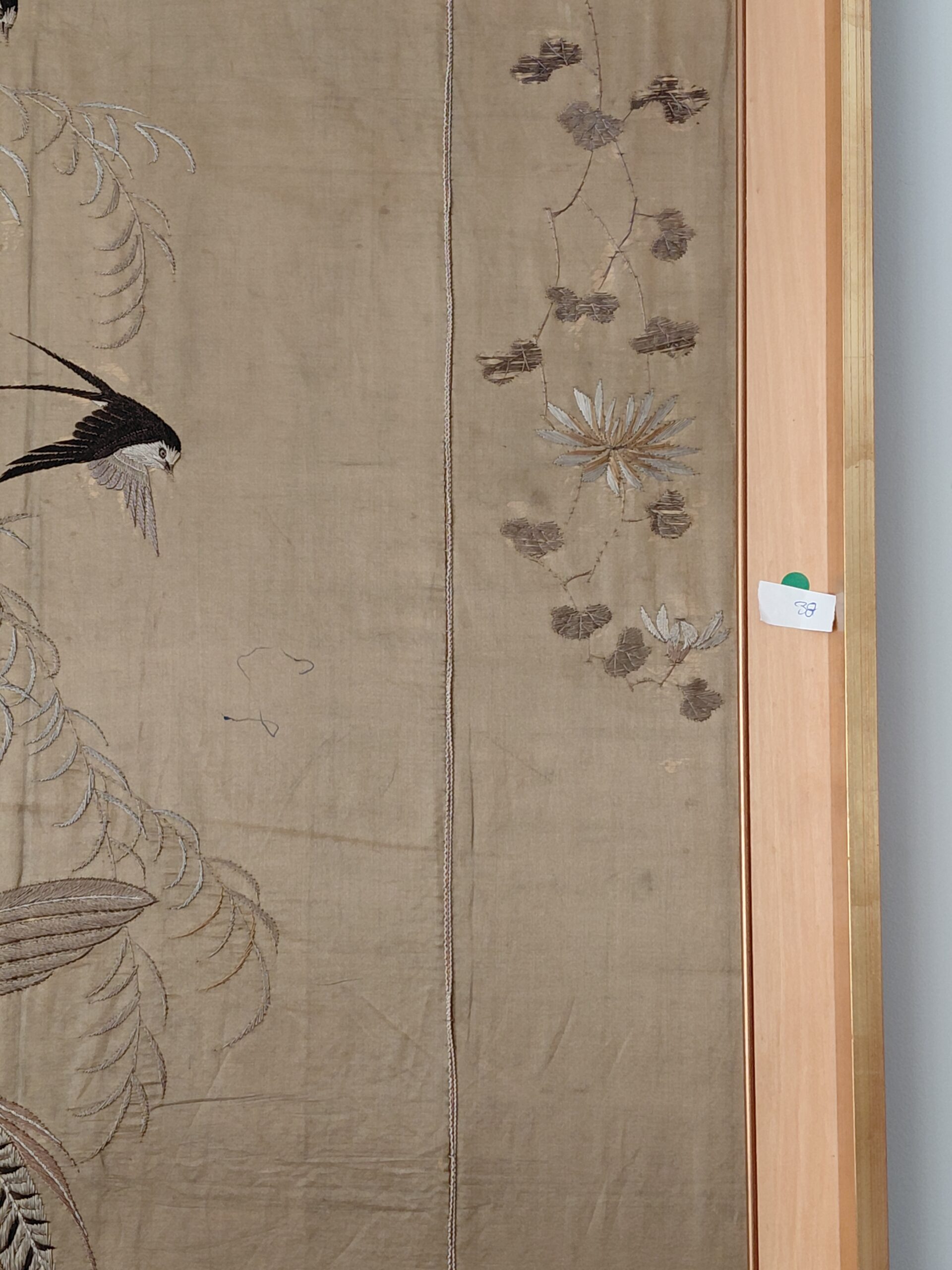 Tapiz Enmarcado con Motivos de Faisanes, Aves y Peonías - Imagen 3