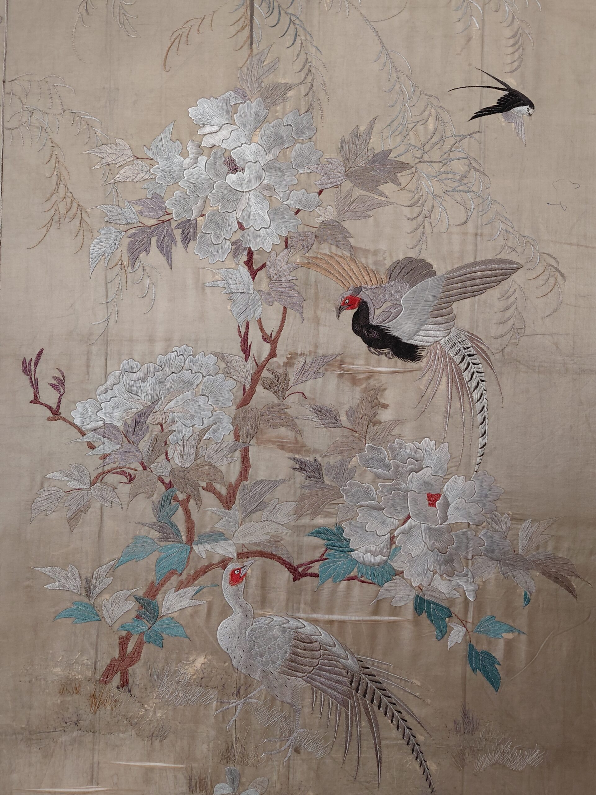 Tapiz Enmarcado con Motivos de Faisanes, Aves y Peonías - Imagen 4