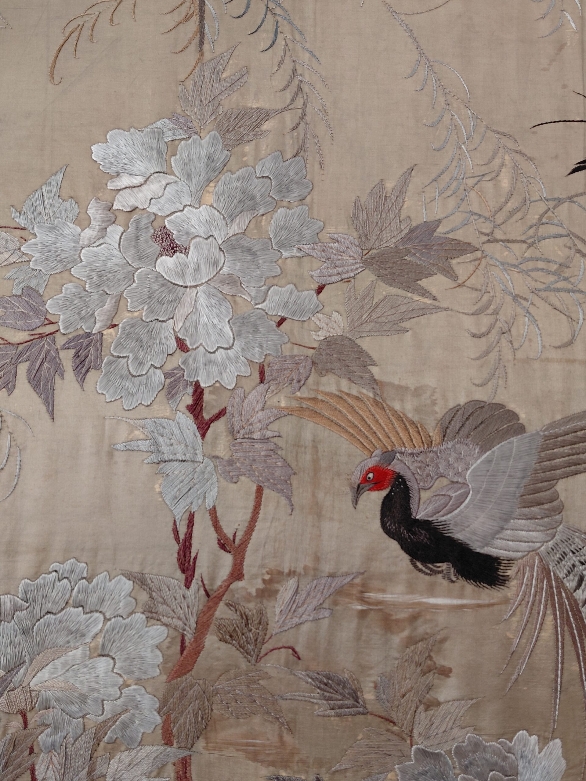Tapiz Enmarcado con Motivos de Faisanes, Aves y Peonías - Imagen 5