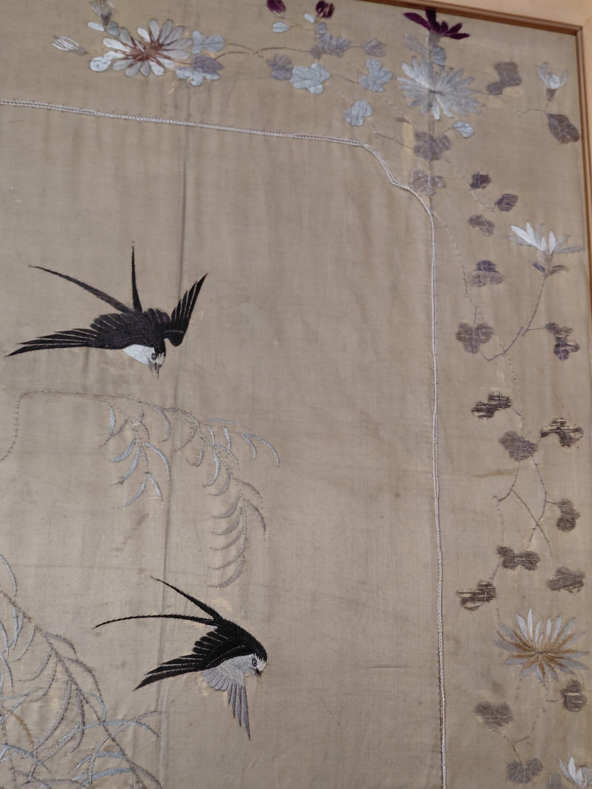 Tapiz Enmarcado con Motivos de Faisanes, Aves y Peonías - Imagen 10