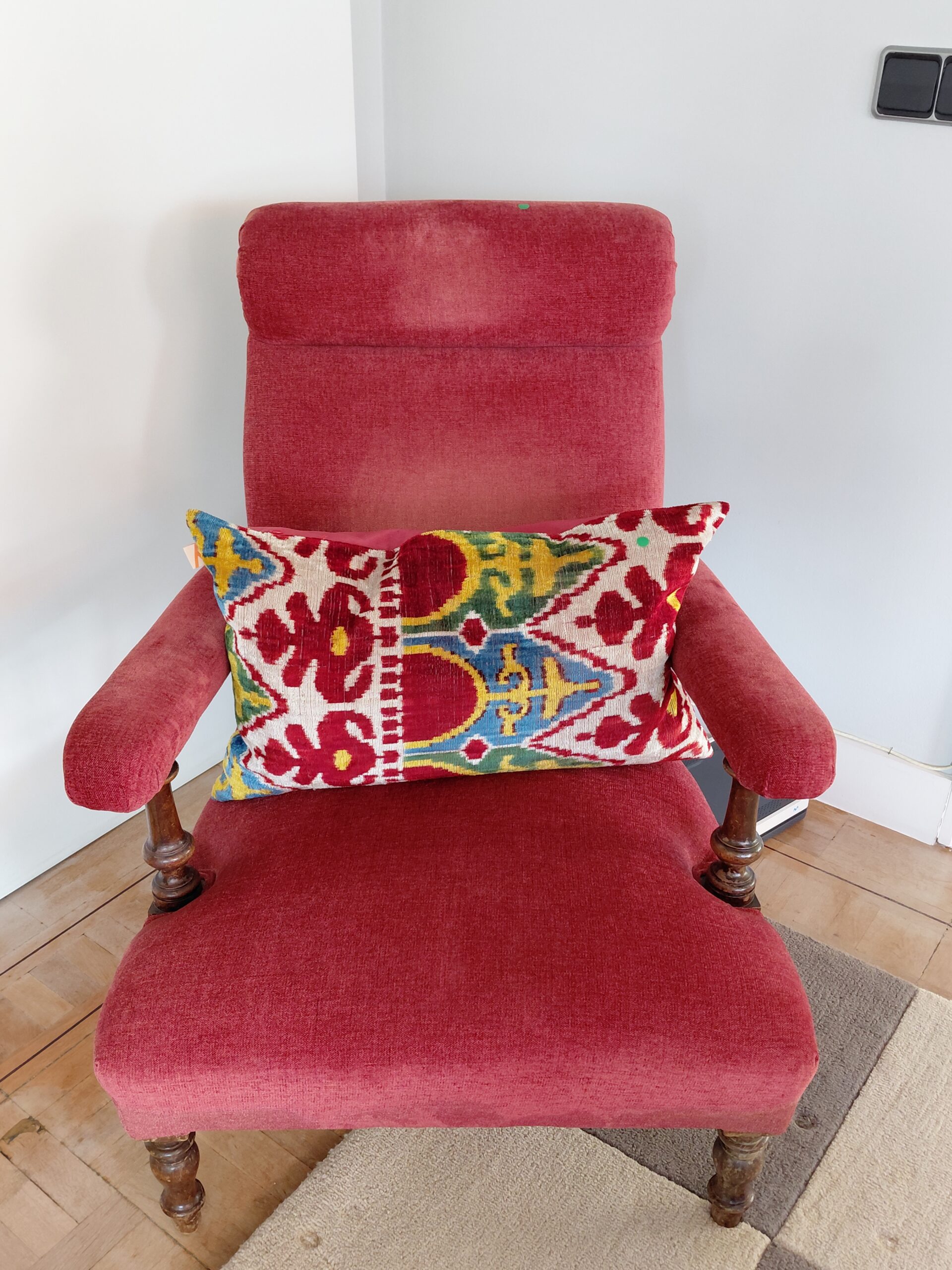 Sillón Descalzador Clásico Isabelino y Cojin Ikat - Imagen 2