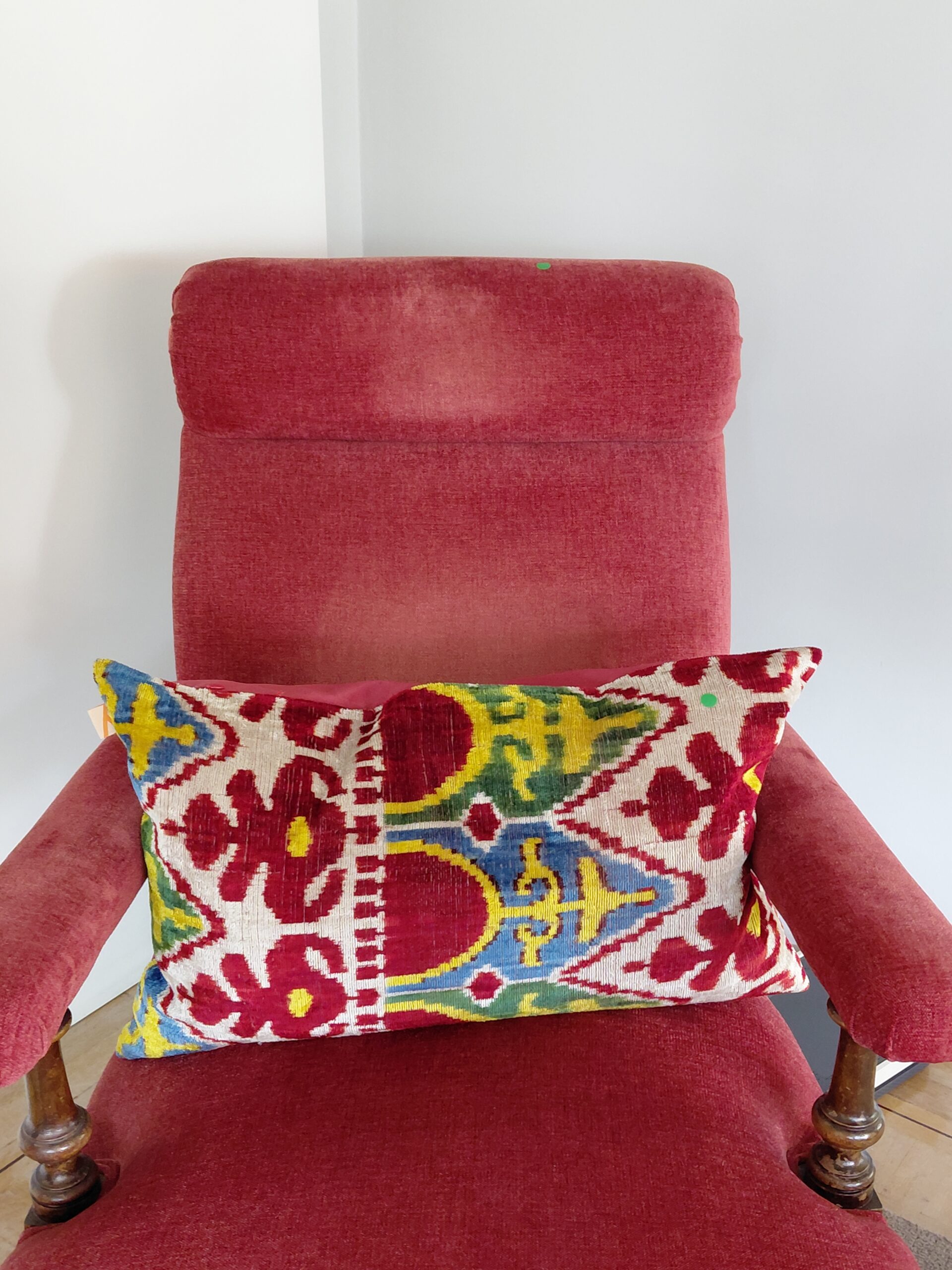 Sillón Descalzador Clásico Isabelino y Cojin Ikat