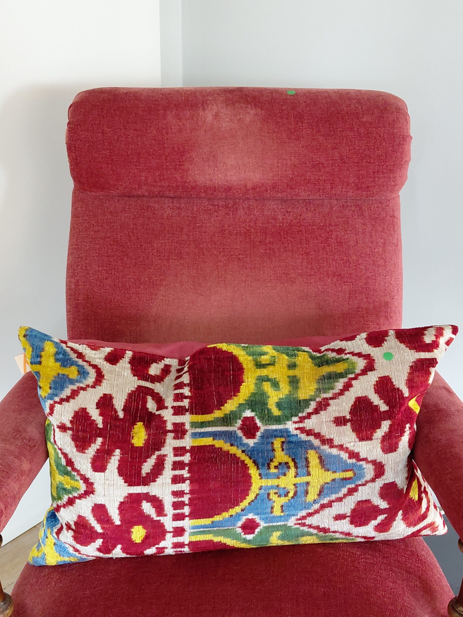 Sillón Descalzador Clásico Isabelino y Cojin Ikat - Imagen 4