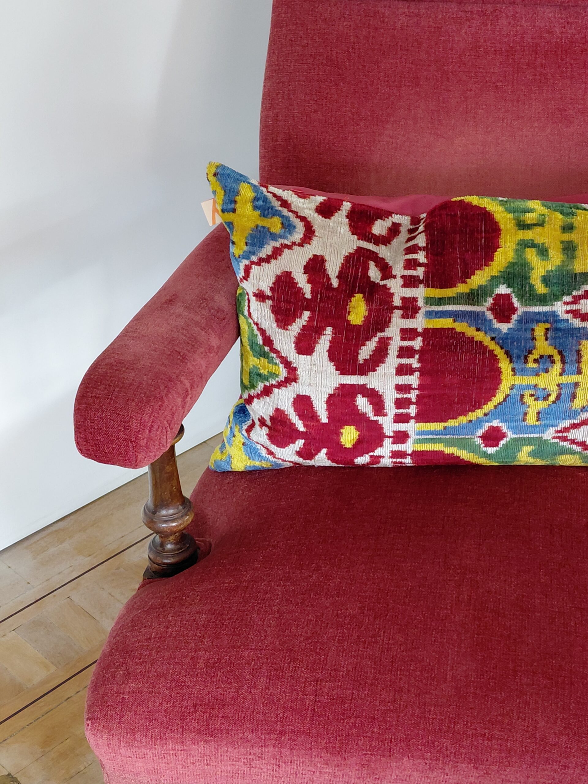 Sillón Descalzador Clásico Isabelino y Cojin Ikat - Imagen 5