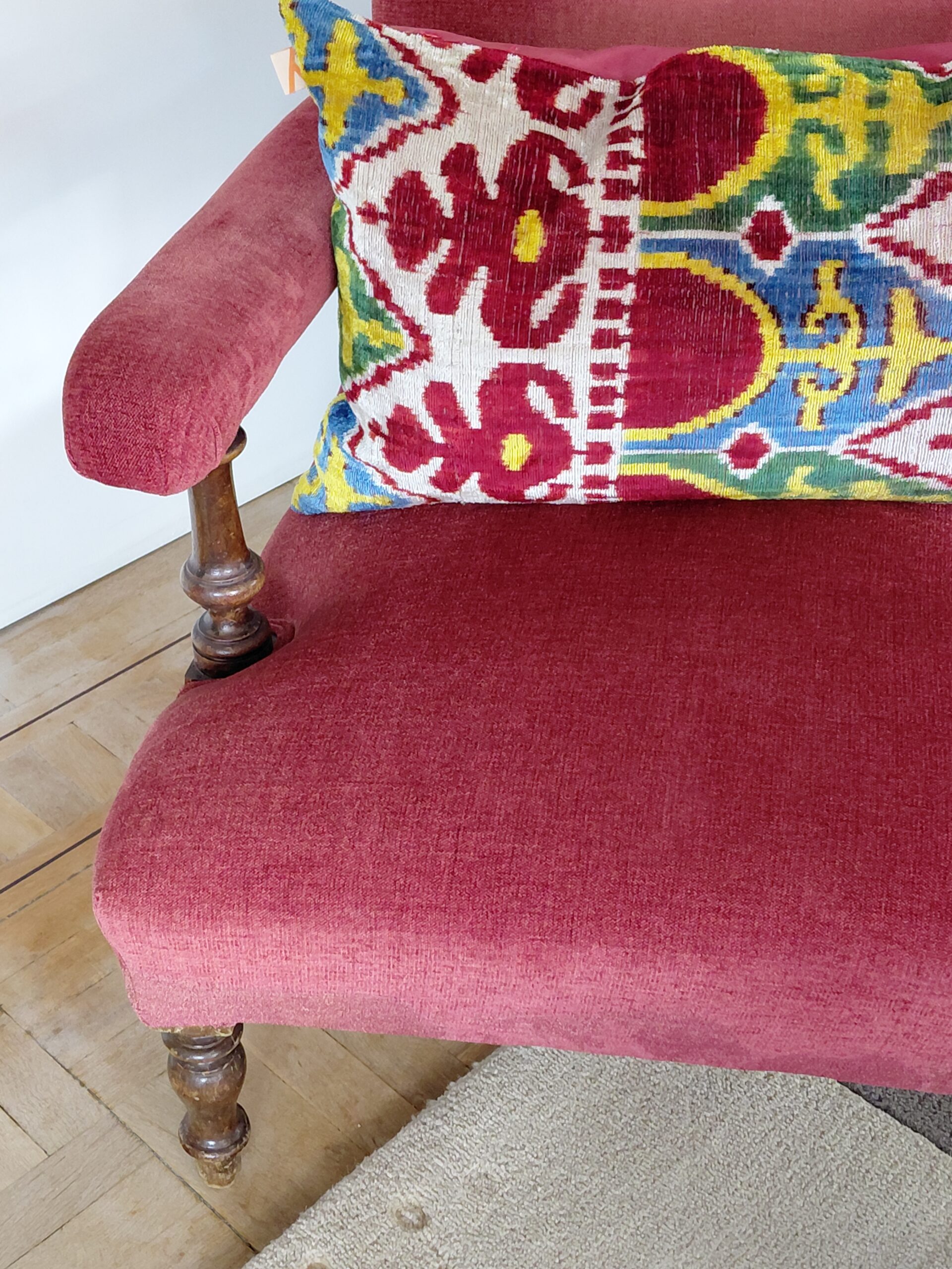 Sillón Descalzador Clásico Isabelino y Cojin Ikat - Imagen 6
