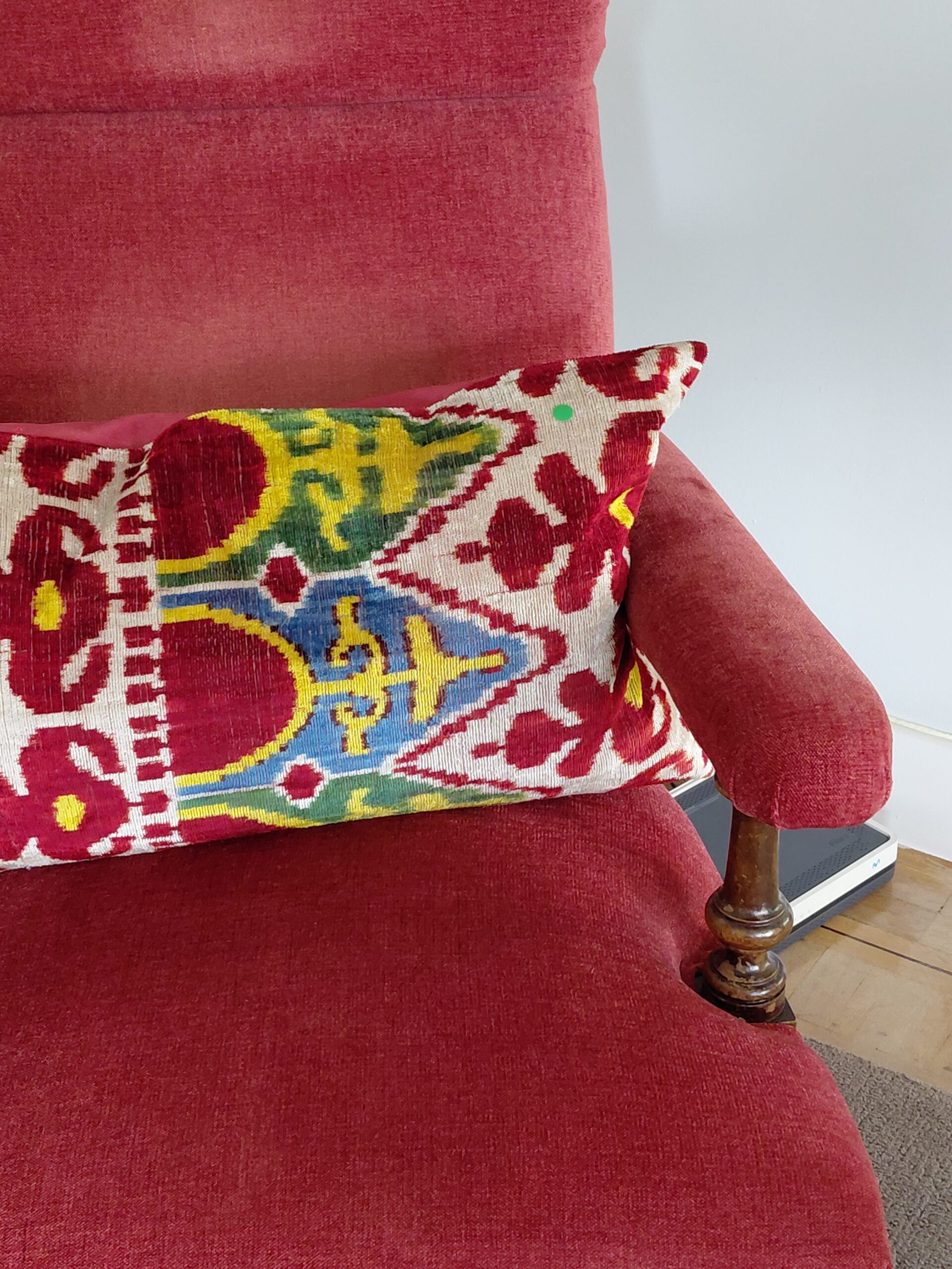 Sillón Descalzador Clásico Isabelino y Cojin Ikat - Imagen 7