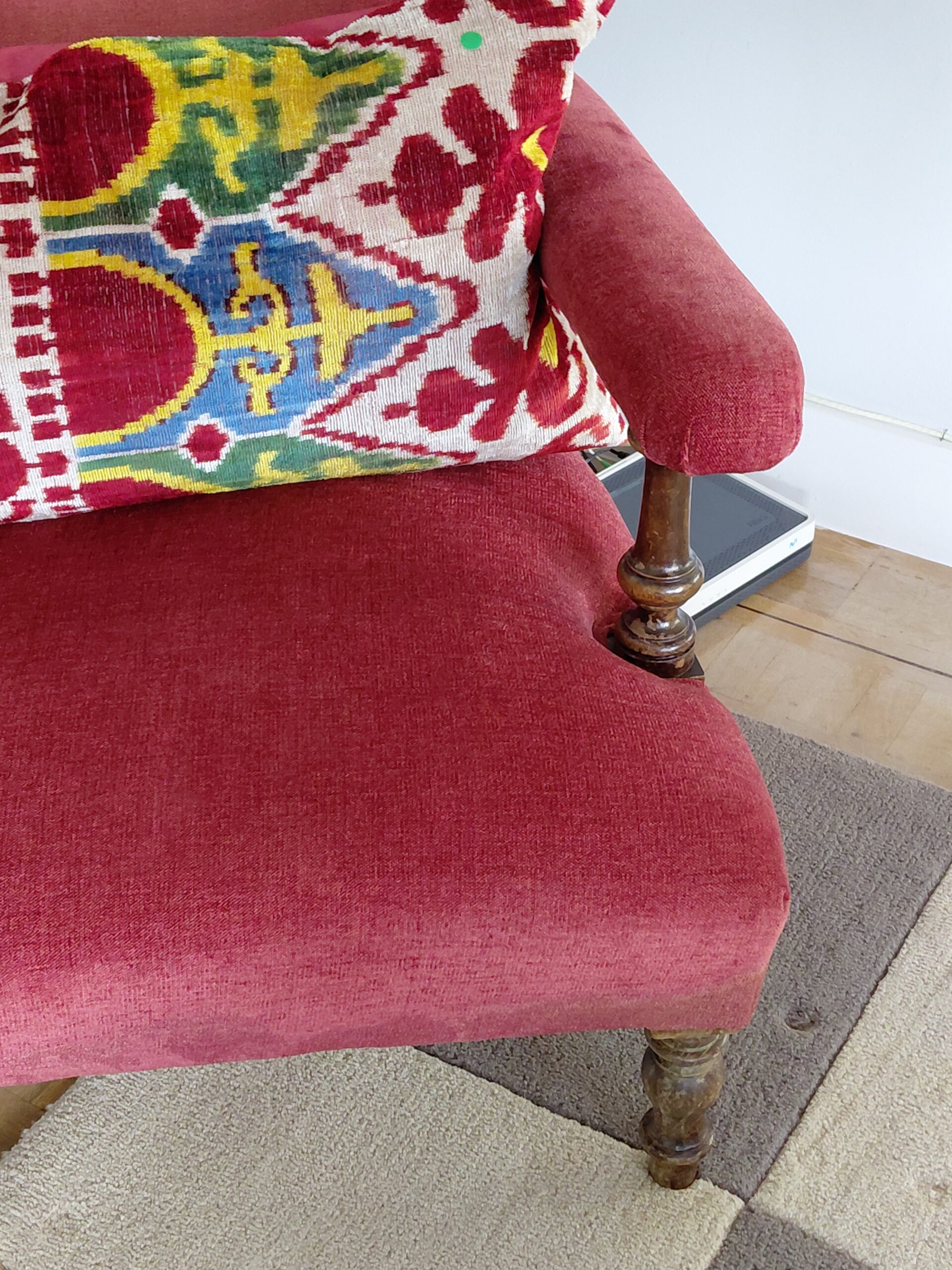 Sillón Descalzador Clásico Isabelino y Cojin Ikat - Imagen 8