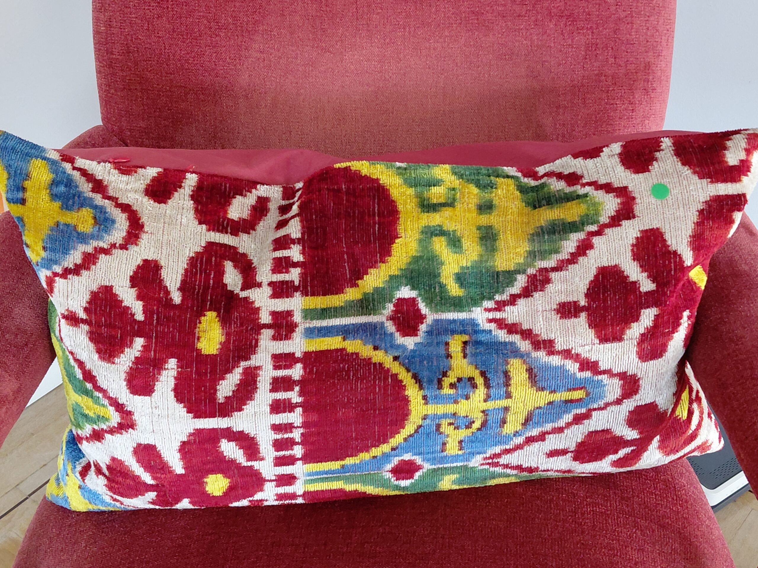 Sillón Descalzador Clásico Isabelino y Cojin Ikat - Imagen 9