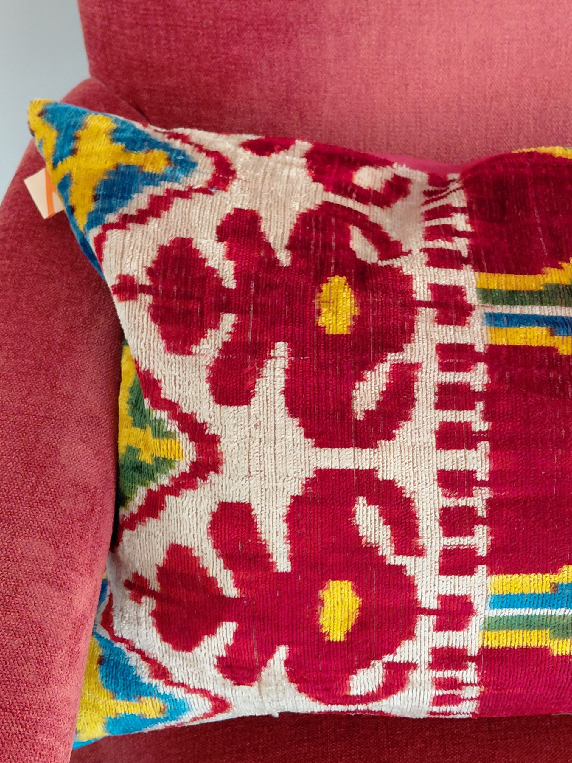 Sillón Descalzador Clásico Isabelino y Cojin Ikat - Imagen 10